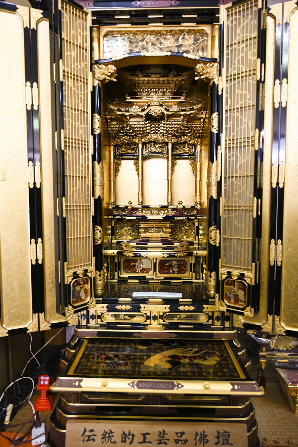 伝統工芸品展で受賞したという、林佛壇店で一番高価な仏壇。佐藤さんの母である林 由利子さんが蒔絵を担当した。