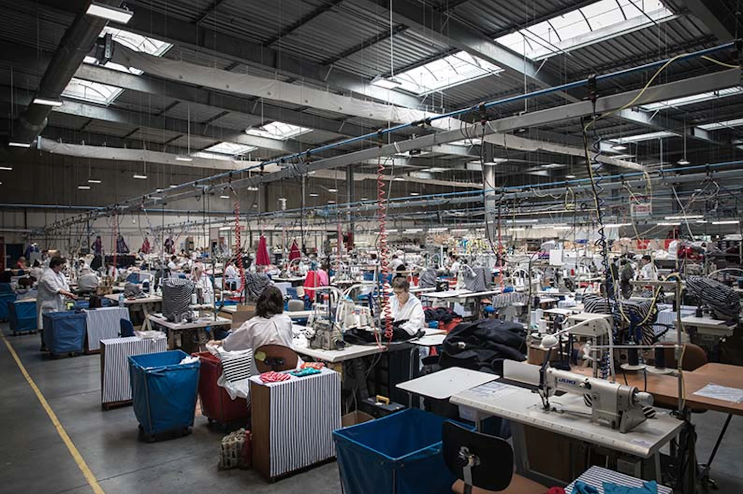現在の編み機と縫製工場の様子