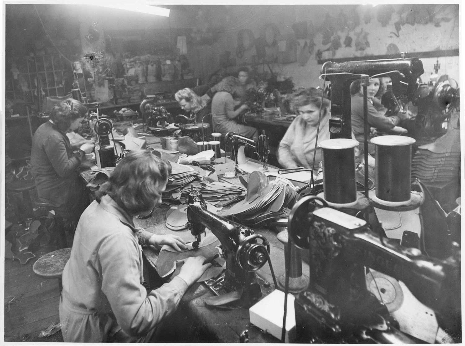 1900年代初頭の工場の縫製室の様子