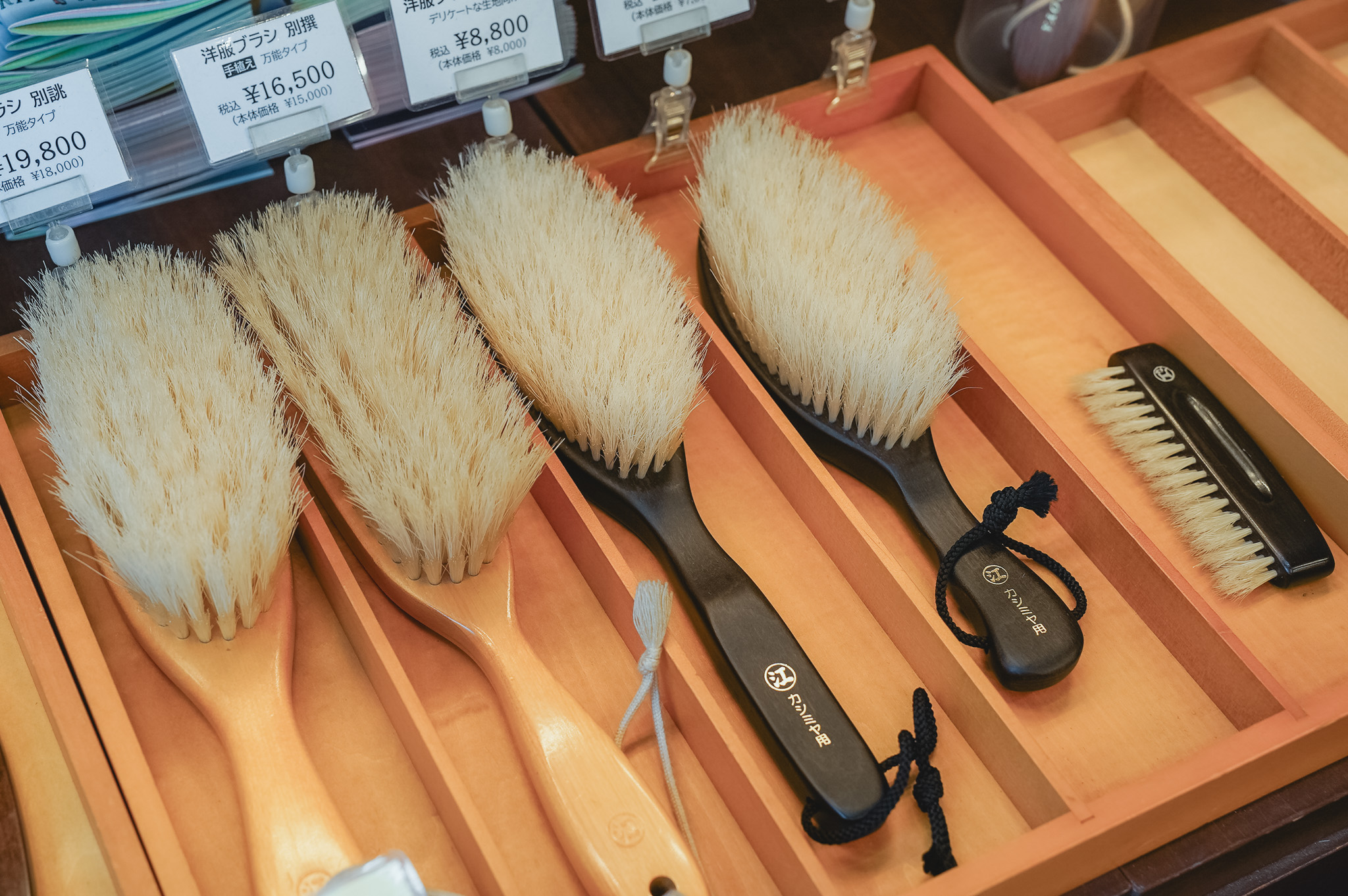 職人の技と伝統が息づく道具を届けて300年：刷毛とブラシの専門店