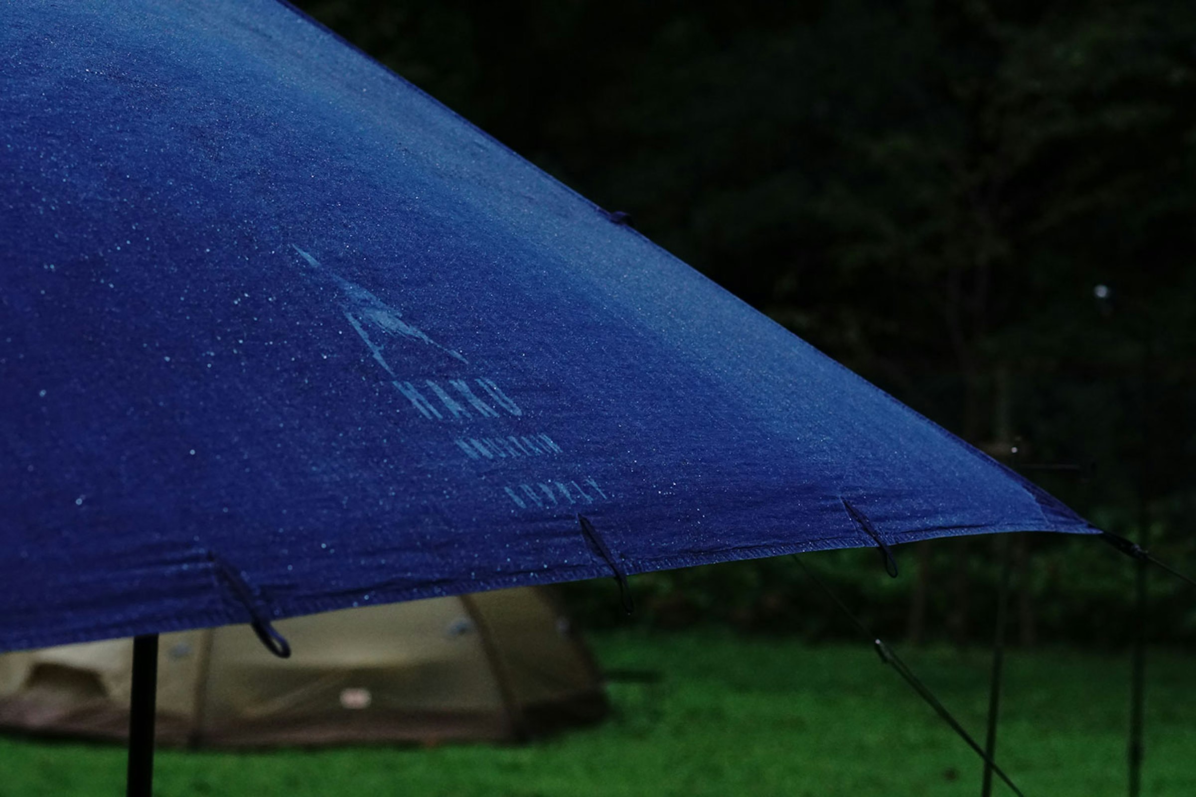 撥水しているのがわかるシーン