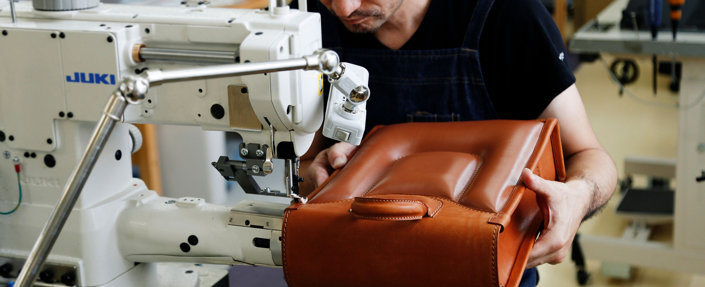 工房で職人の手によって作られるOTONA RANDSEL