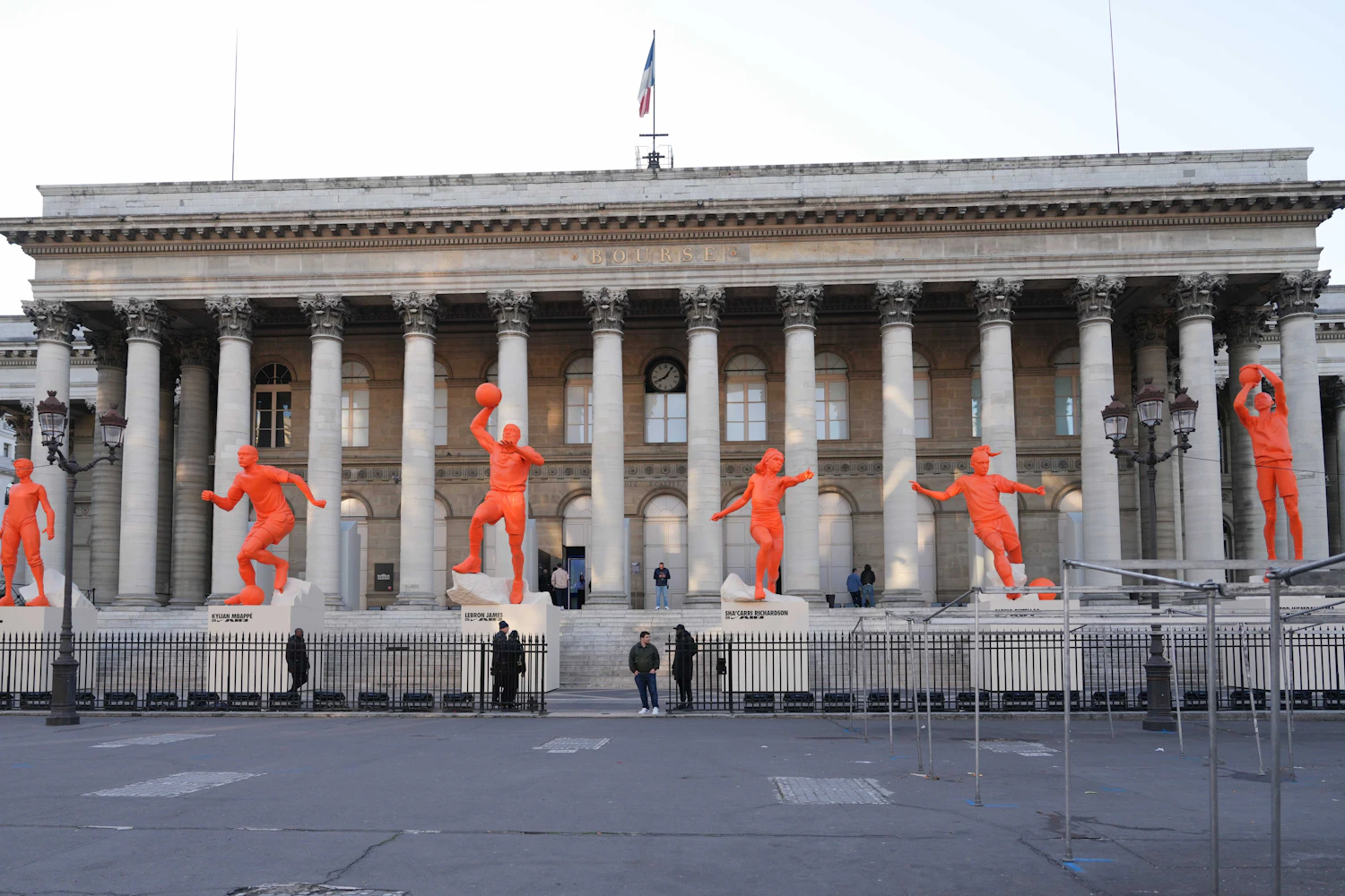 「Nike On Air」の会場となったのはパリのブロンニャール宮殿。エントランスにはアスリートの彫像が置かれた