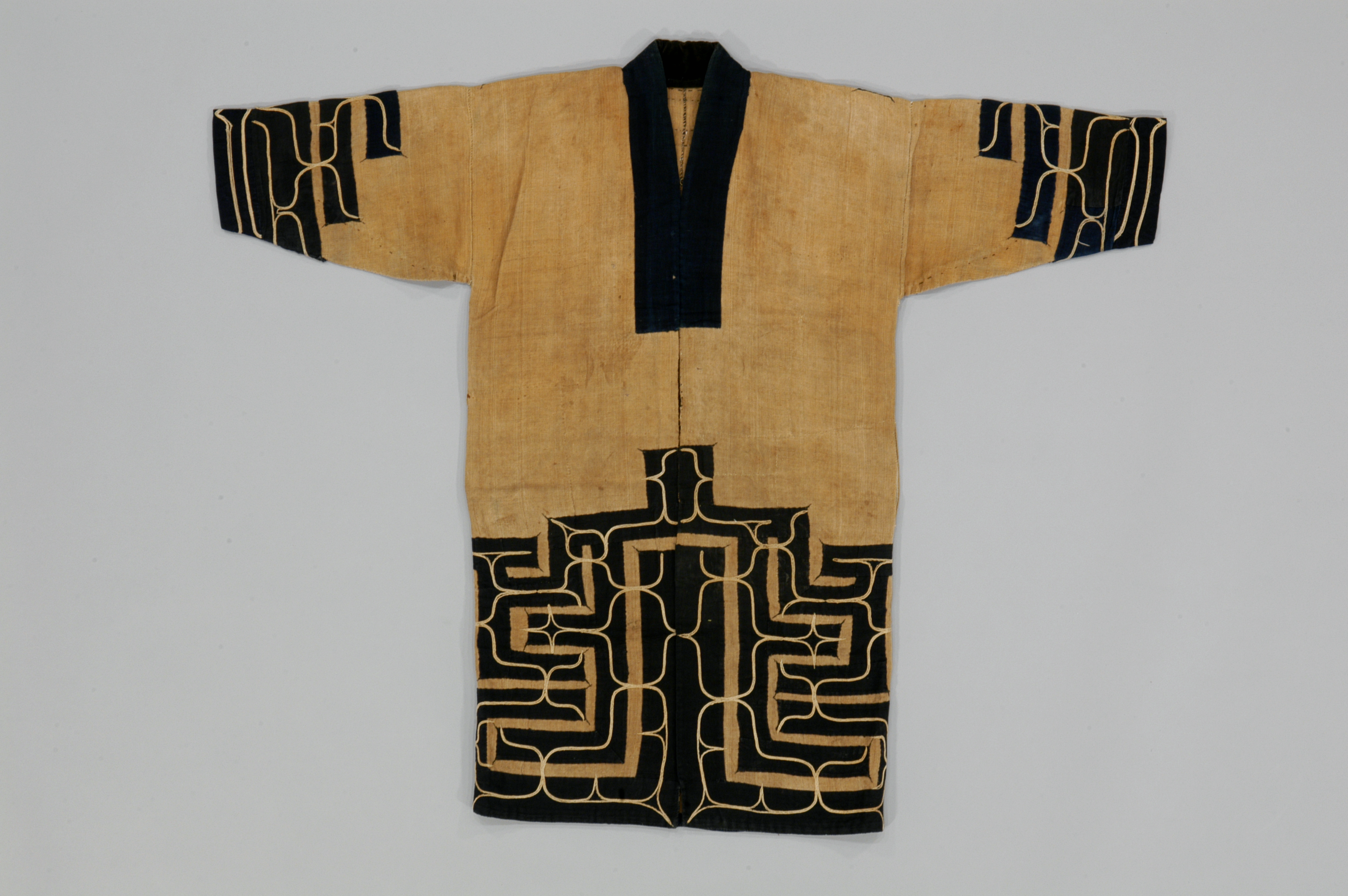 樹皮衣や木綿衣に施された美しい刺繍や アイヌ 装飾品で触れるアイヌの 