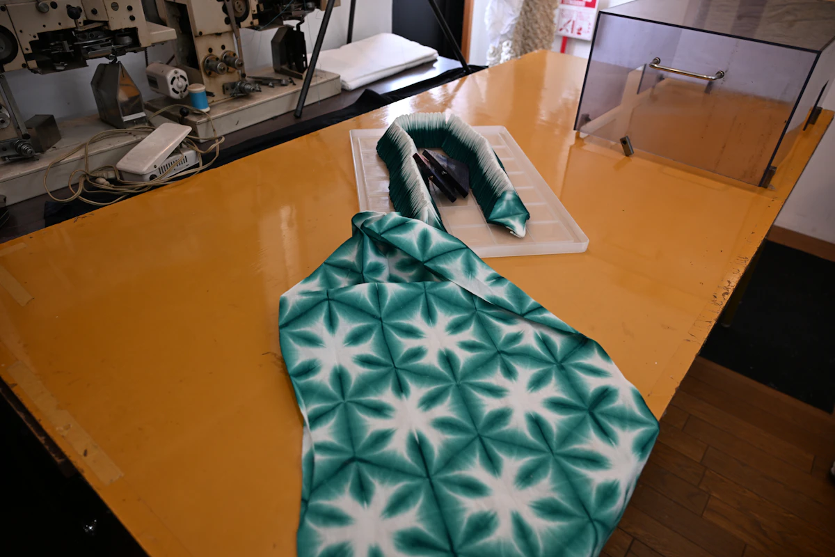 糸を括った部分を染め残すことで生まれる、雪花（せっか）絞り模様。画像協力：有限会社絞染色　久野染工場