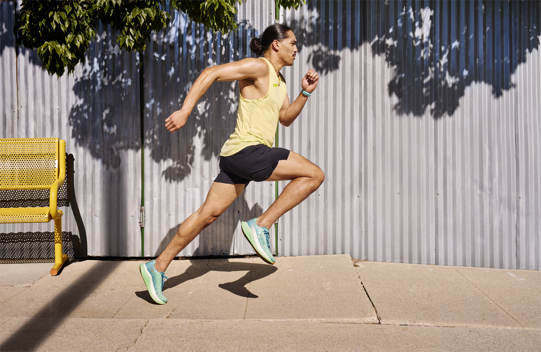HOKAの人気シリーズ「MACH」に プレート搭載モデル「MACH X