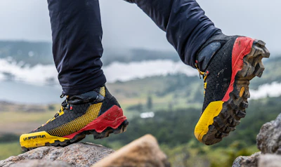 登山靴にありがちな「重い」「歩きにくい」を解消！ スポルティバの「エクイリビウム」が持つ革新性