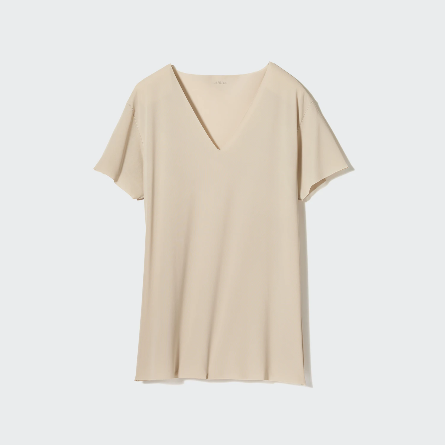 This inner wear with a deep V-neck, which is less likely to be seen from the collar of shirts or T-shirts, uses a mesh material suited for summer with enhanced dry and antibacterial properties. Available in three colors. 1,290 yen (tax included)