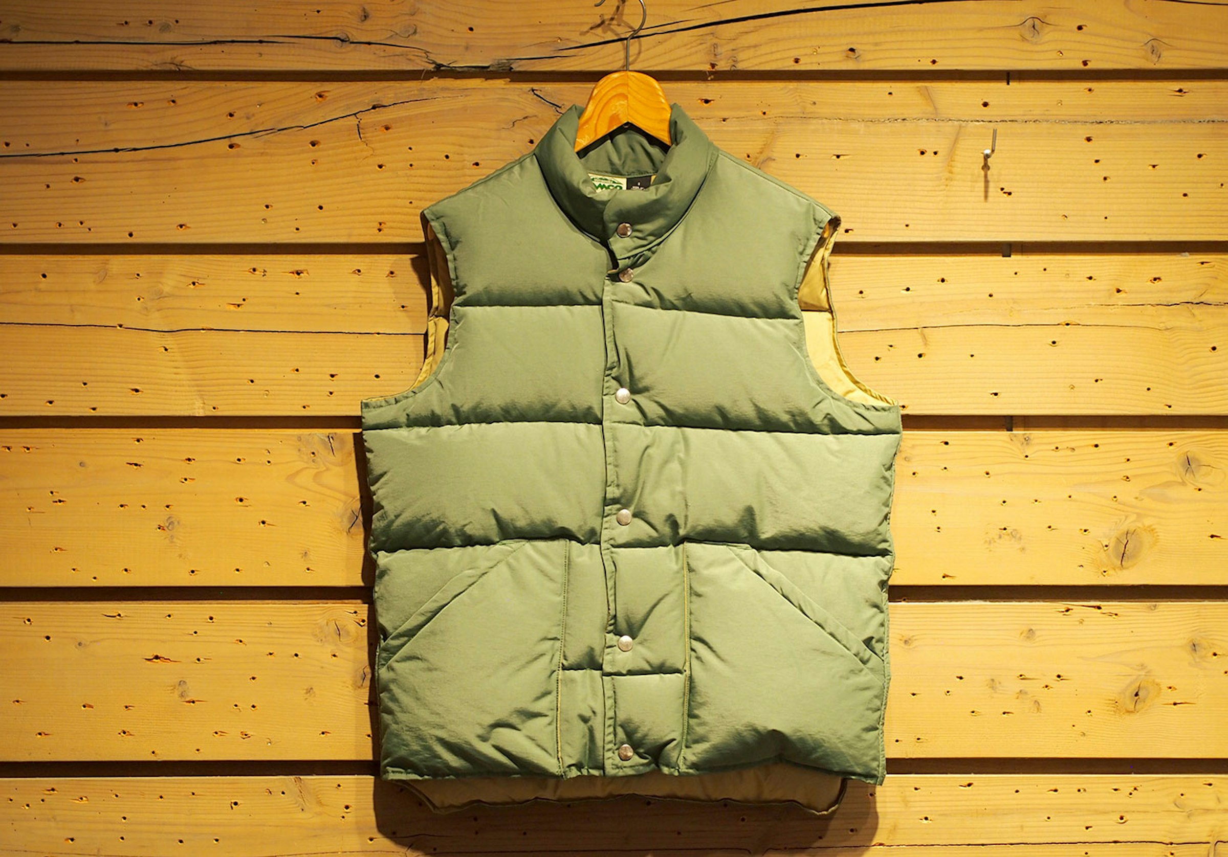 カスケード ダウンベスト　59,400円（税込）