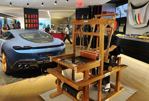 フェラーリ特注の奄美布の織りを、日本から持っていった織機を用いて実演