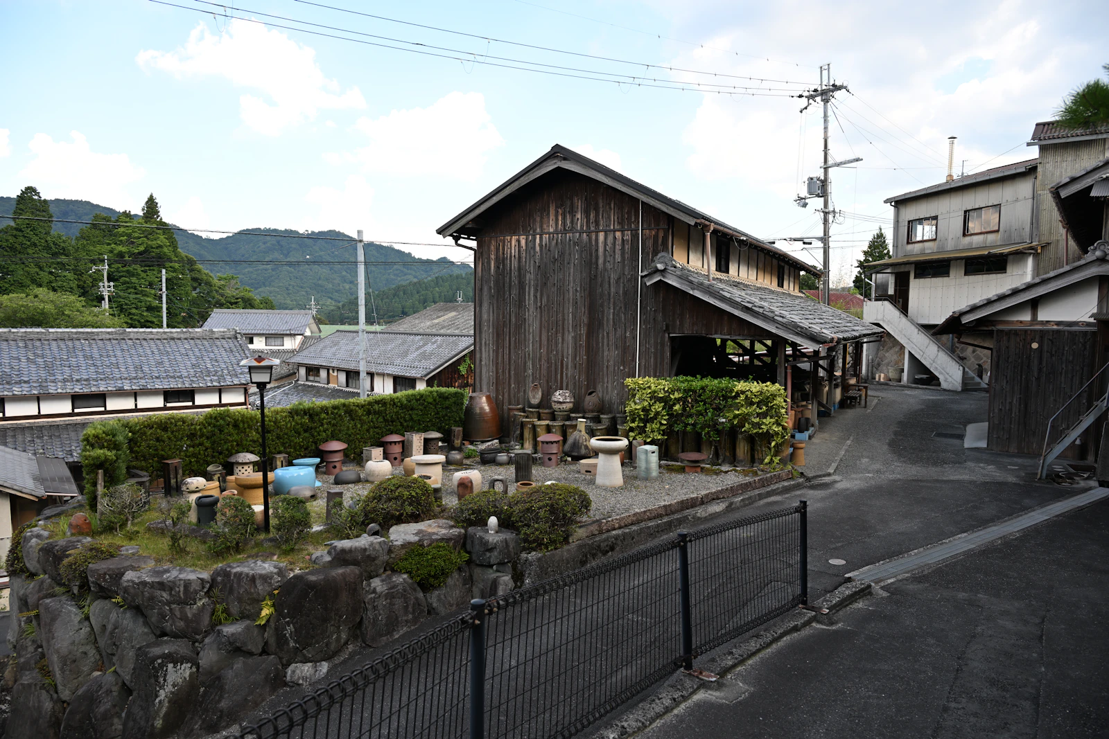 信楽焼の歴史は「適応」の物語：なぜ800年以上も愛され続けてきたのか