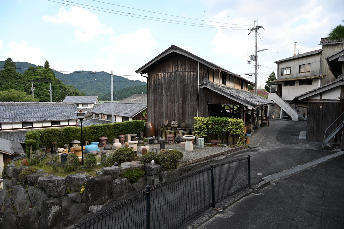 信楽焼の歴史は「適応」の物語：なぜ800年以上も愛され続けてきたのか？
