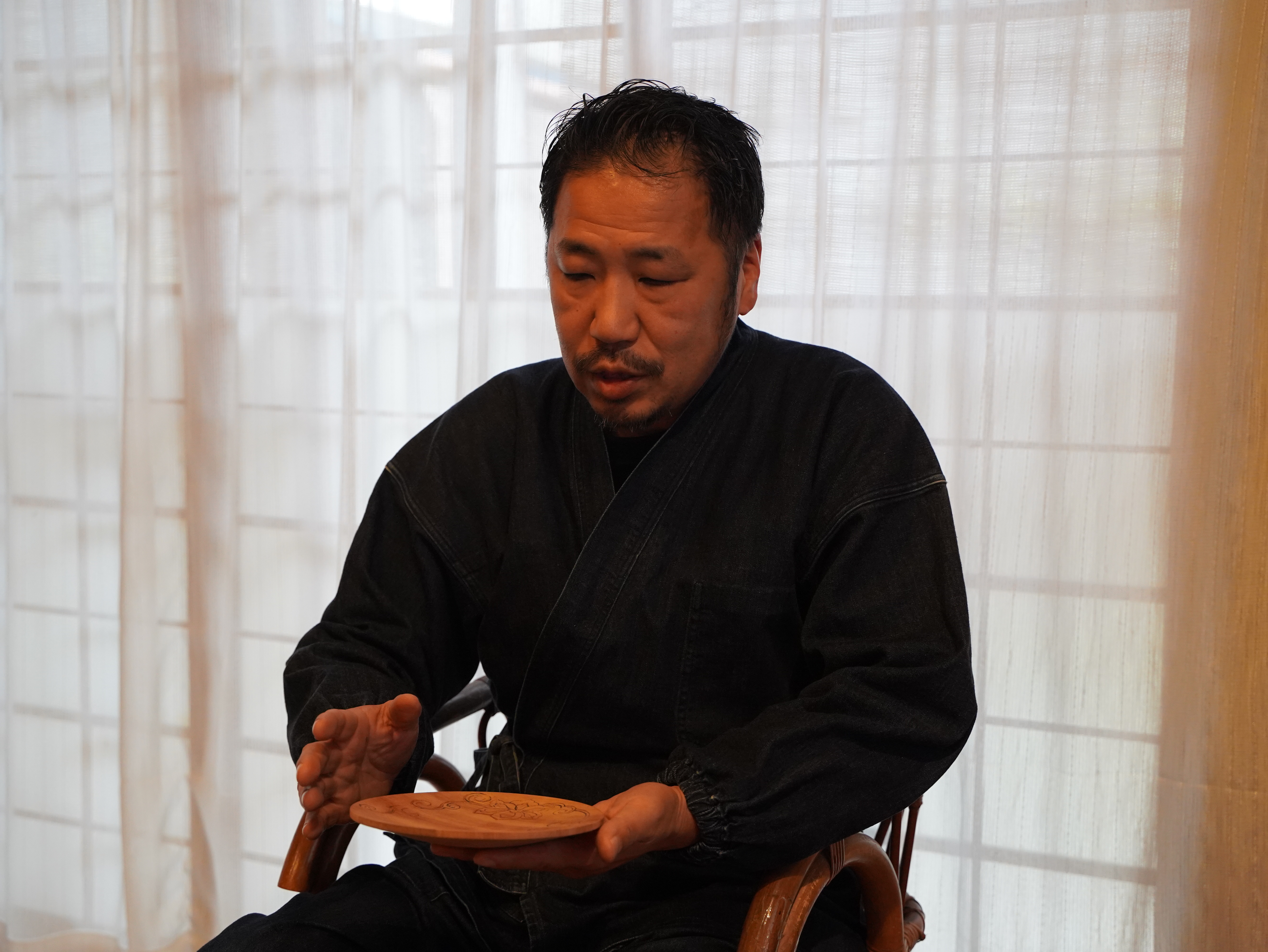無言の対話」で切り拓く、伝統と現代をつなぐ鎌倉彫の新たな境地 | Artisan