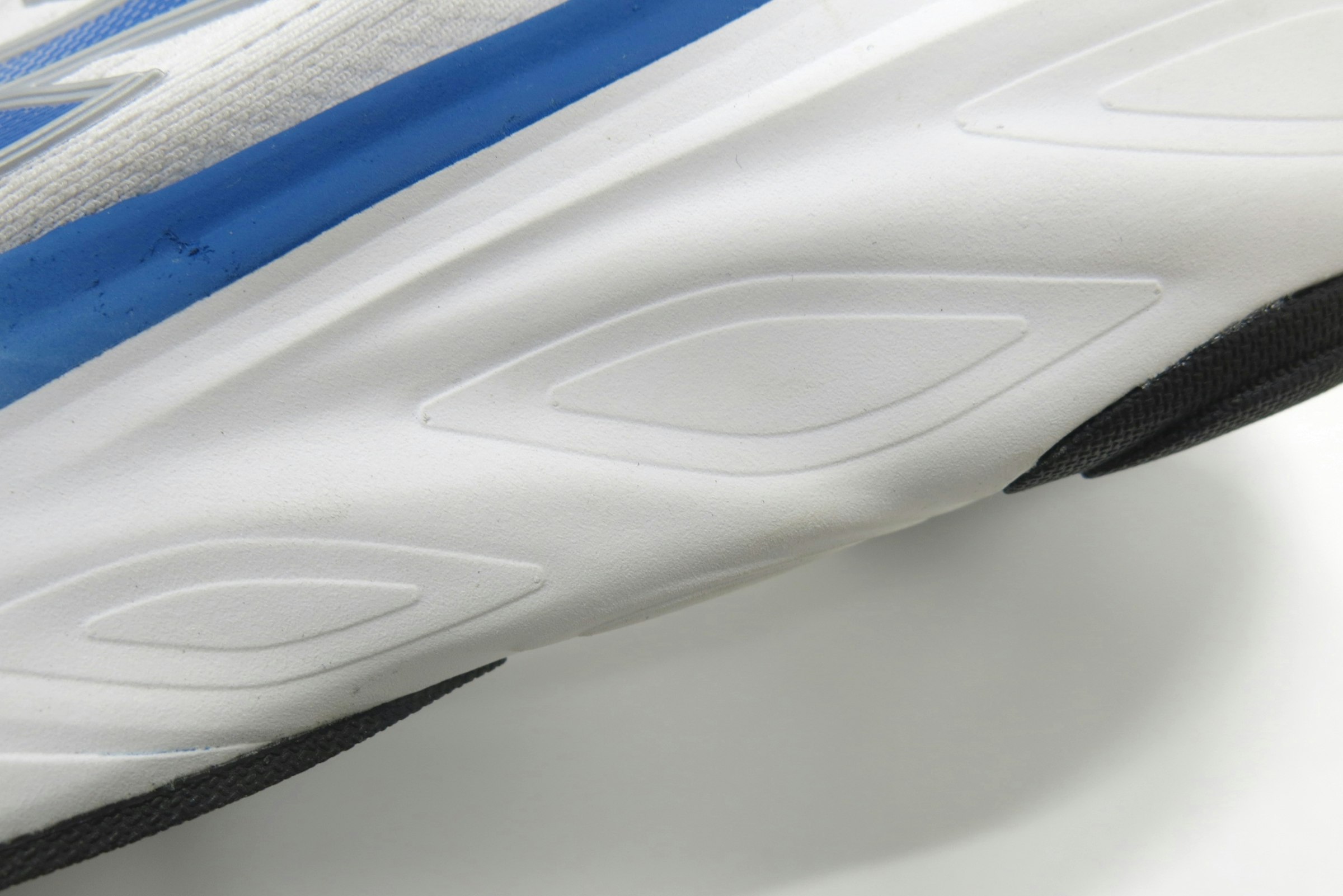 ミッドソールの踵部から中足部にかけて菱形の凹凸構造が採用されている