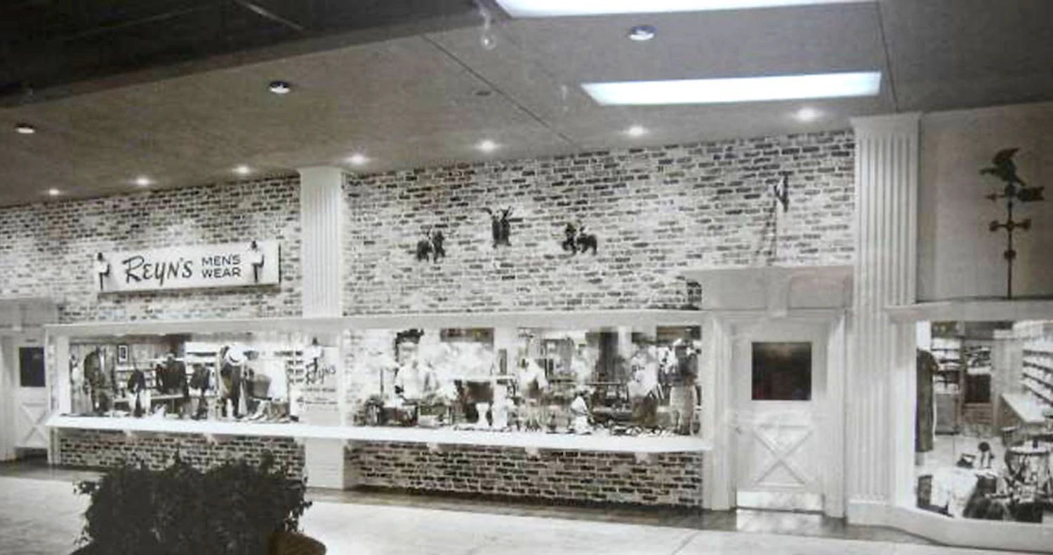 1961年Ala Moana CenterにオープンしたReyn's