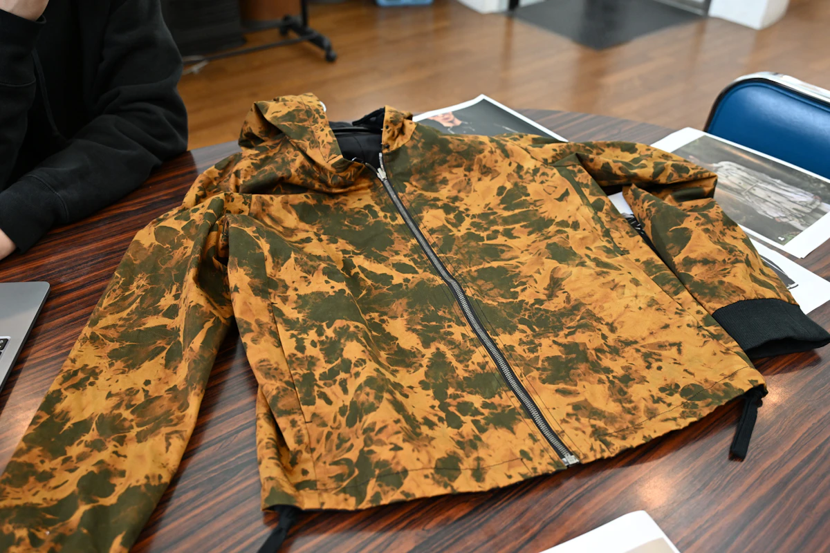 現代の衣服に展開された有松絞りのジャケット。「一点もの」の価値が生まれる。画像協力：有限会社絞染色　久野染工場