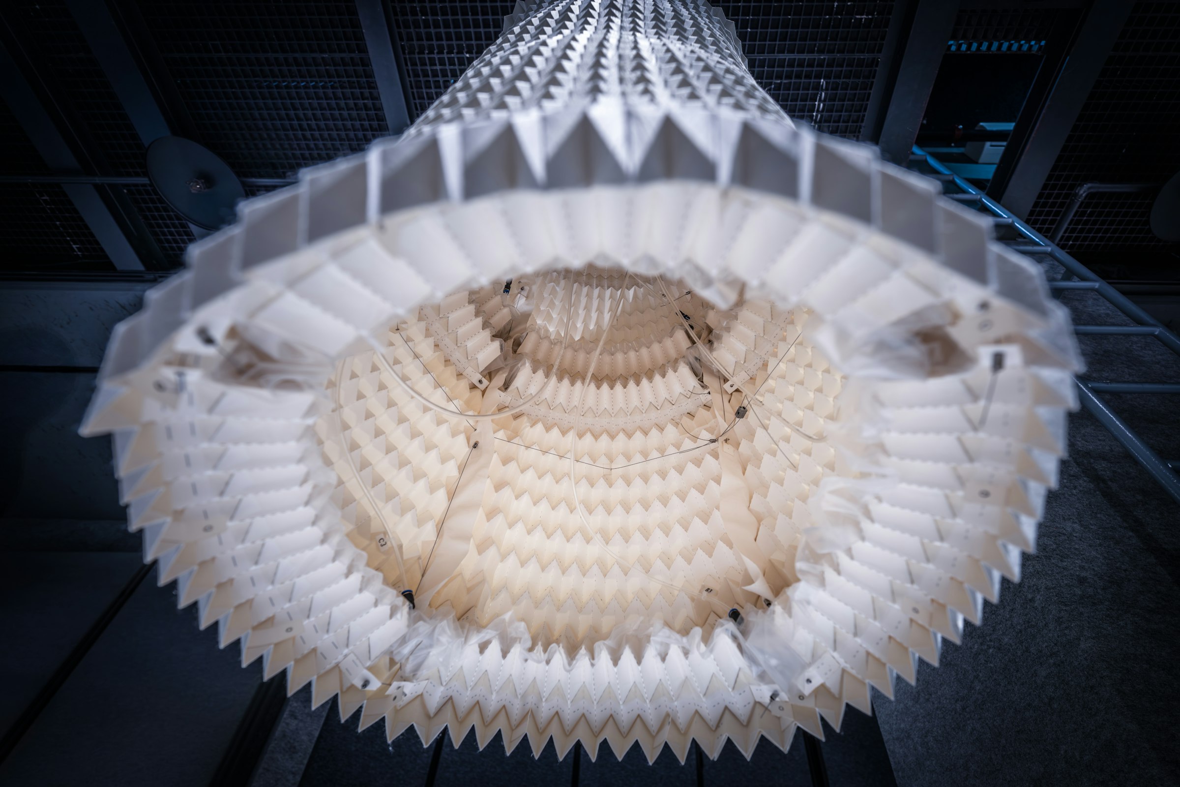 内部チューブは12本。展示としては稀な多点制御で複雑な変形を実現した