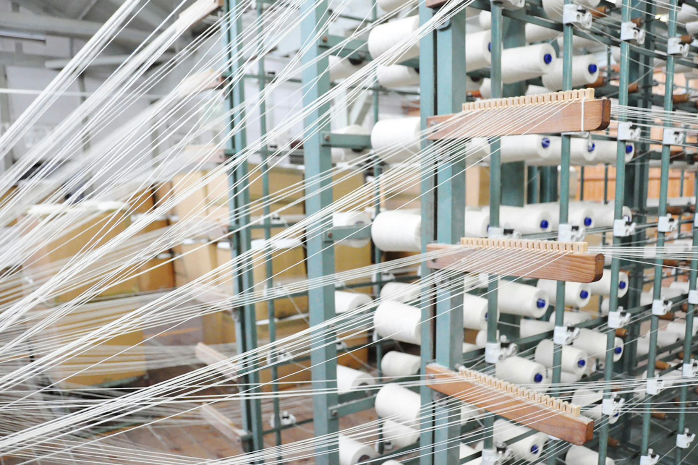 キャンバス生地を織っている様子