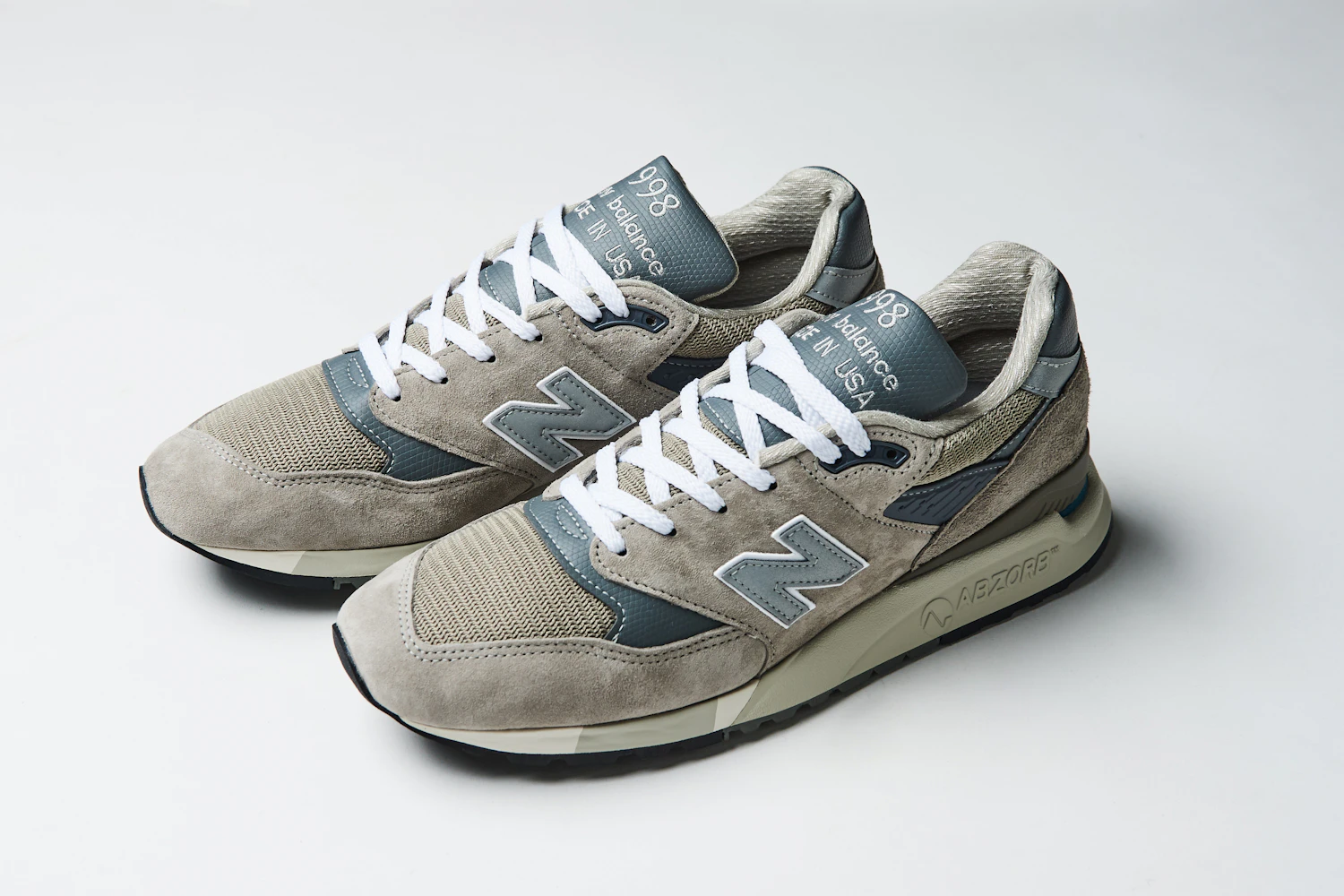 The "998" was born on the eve of the high-tech sneaker boom in 1993. It is a remarkable product that succeeded models "990," "995," "996," and "997," and represents the fifth generation of the 990 series, priced at 39,600 yen (tax included)