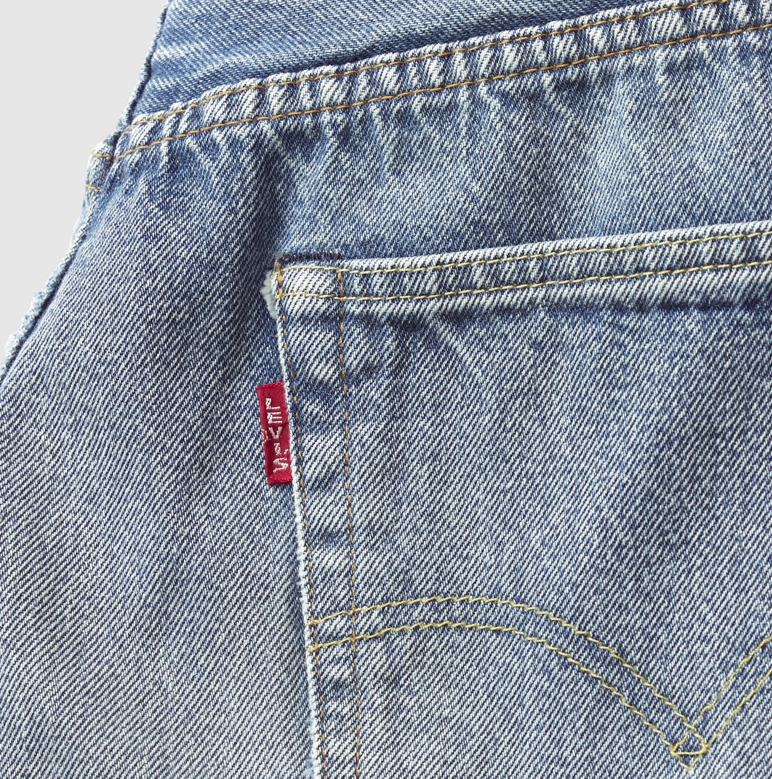 リーバイス®の象徴である「赤タブ」