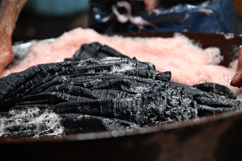 大島紬を草木染めしている様子