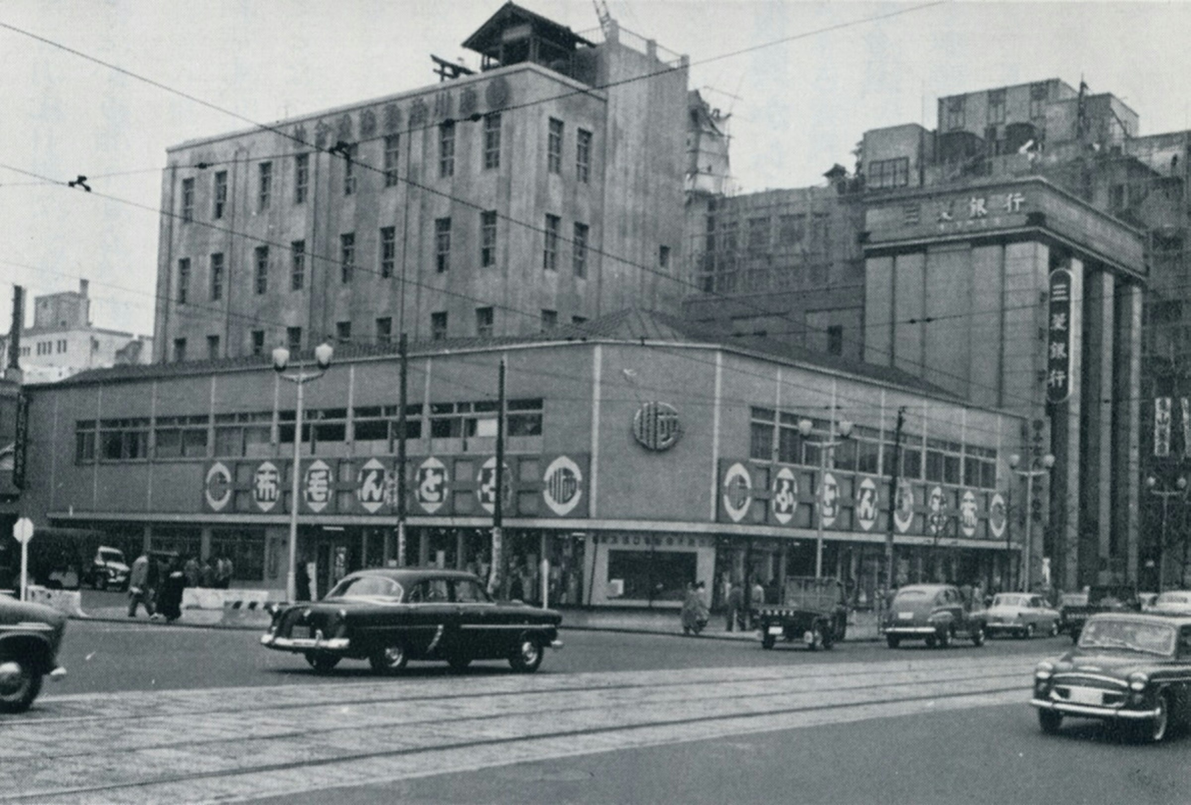 1945年の戦災で焼失後、復興した日本橋西川ビル