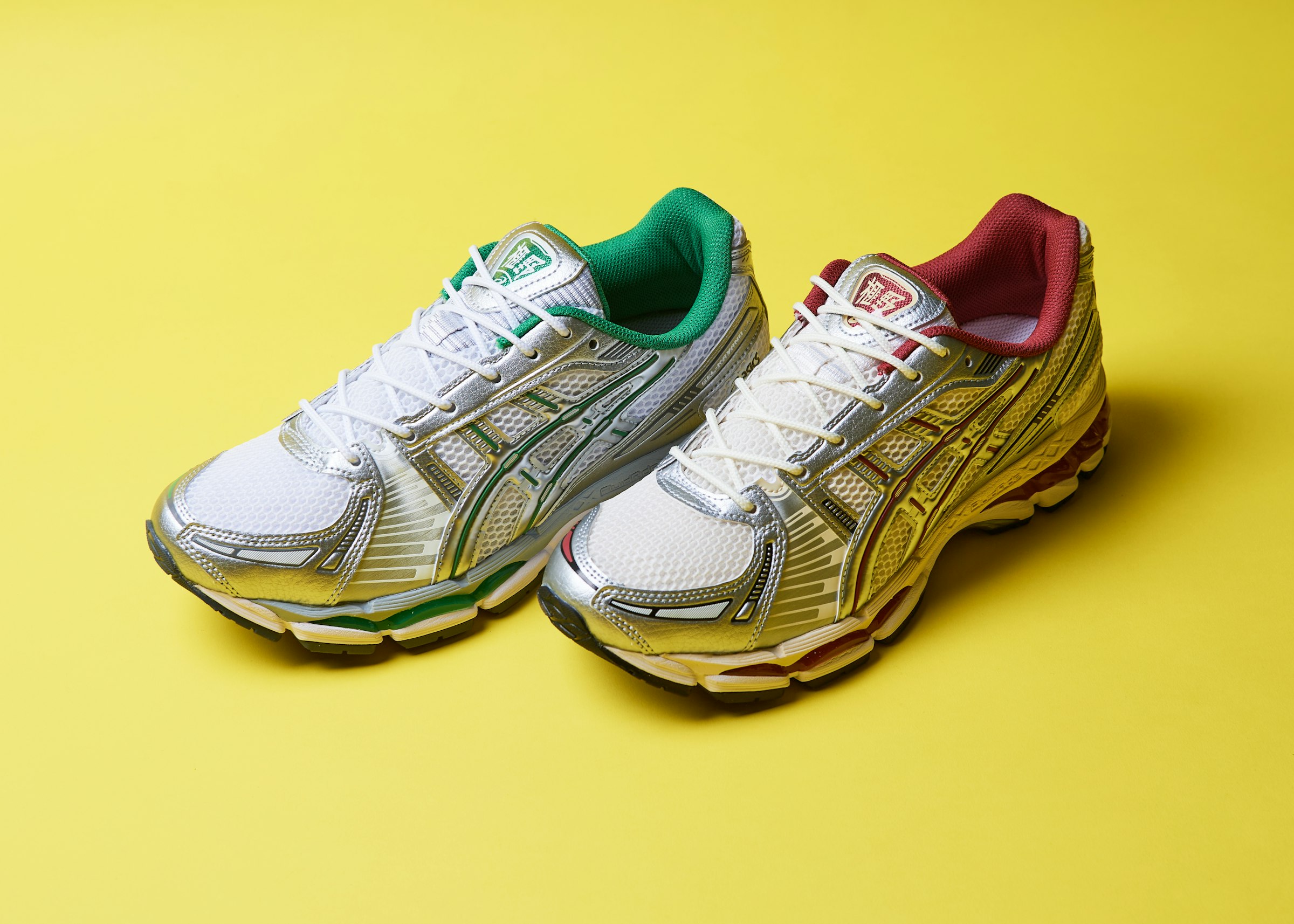 ヨーロッパの鎧とその構造、そして金属の質感にインスパイアされたアッパーデザインが人気の「ゲルカヤノ12.1」の新色。タン部分には漢字で生みの親である“榧野”氏の名前が刻まれている。各22,000円（税込）