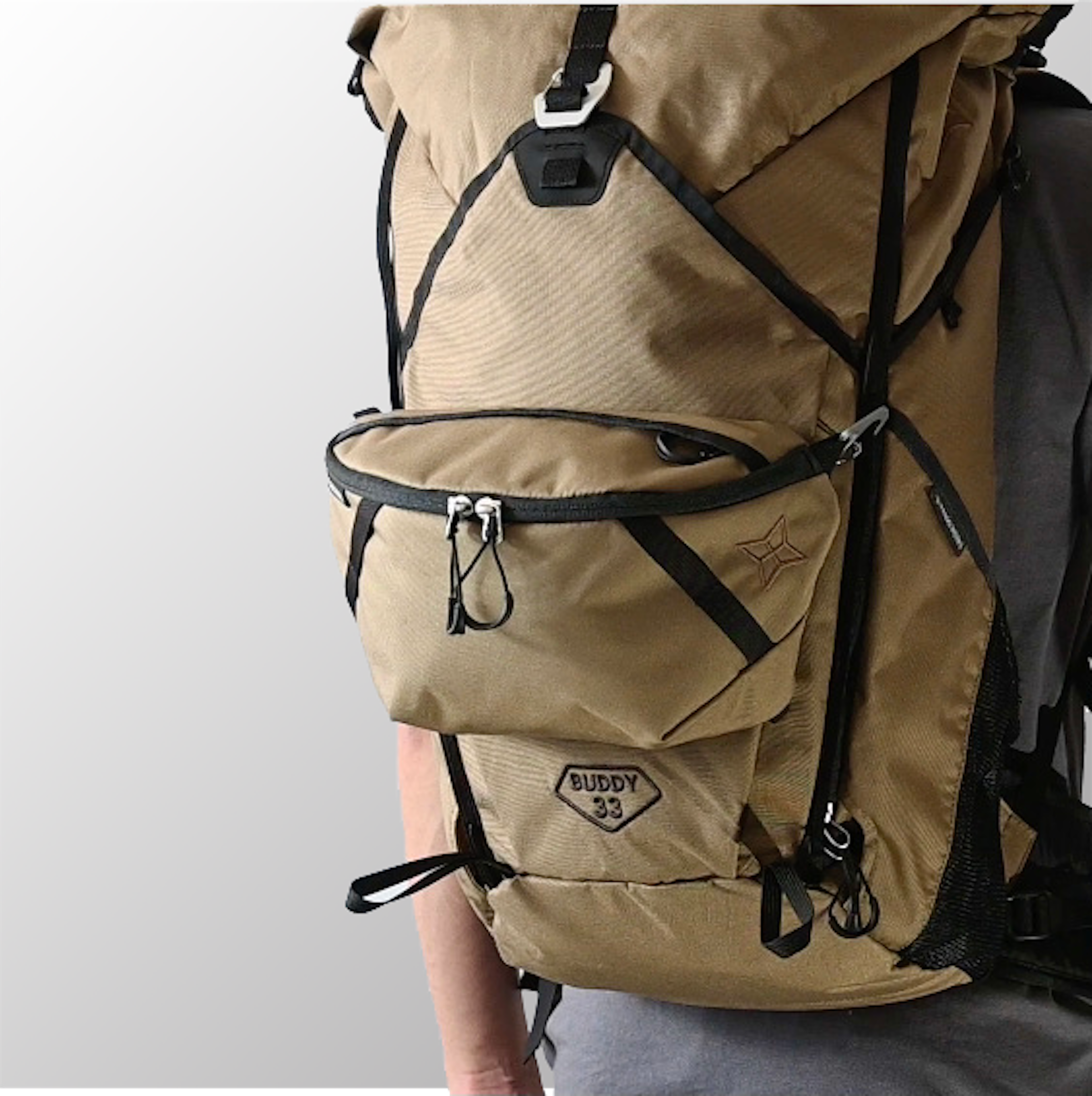 An example of attaching the 'Switch' to the front of a backpack with a hook and using it like a backpack pocket. It can be attached to many brands of backpacks. The backpack in the photo is the 'Buddy 33' from 'PAAGOWORKS'.