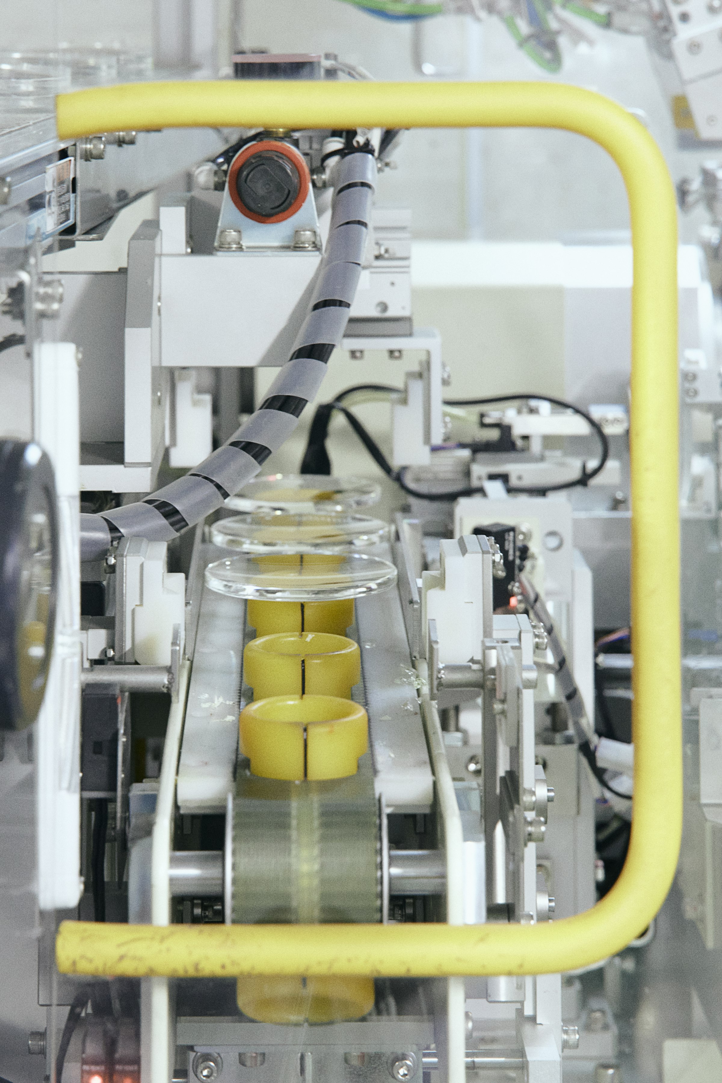 ヴォルシステムに採用される高機能レンズ素材の加工工程。素材とコーティングの最適な組み合わせが、高性能を支えている