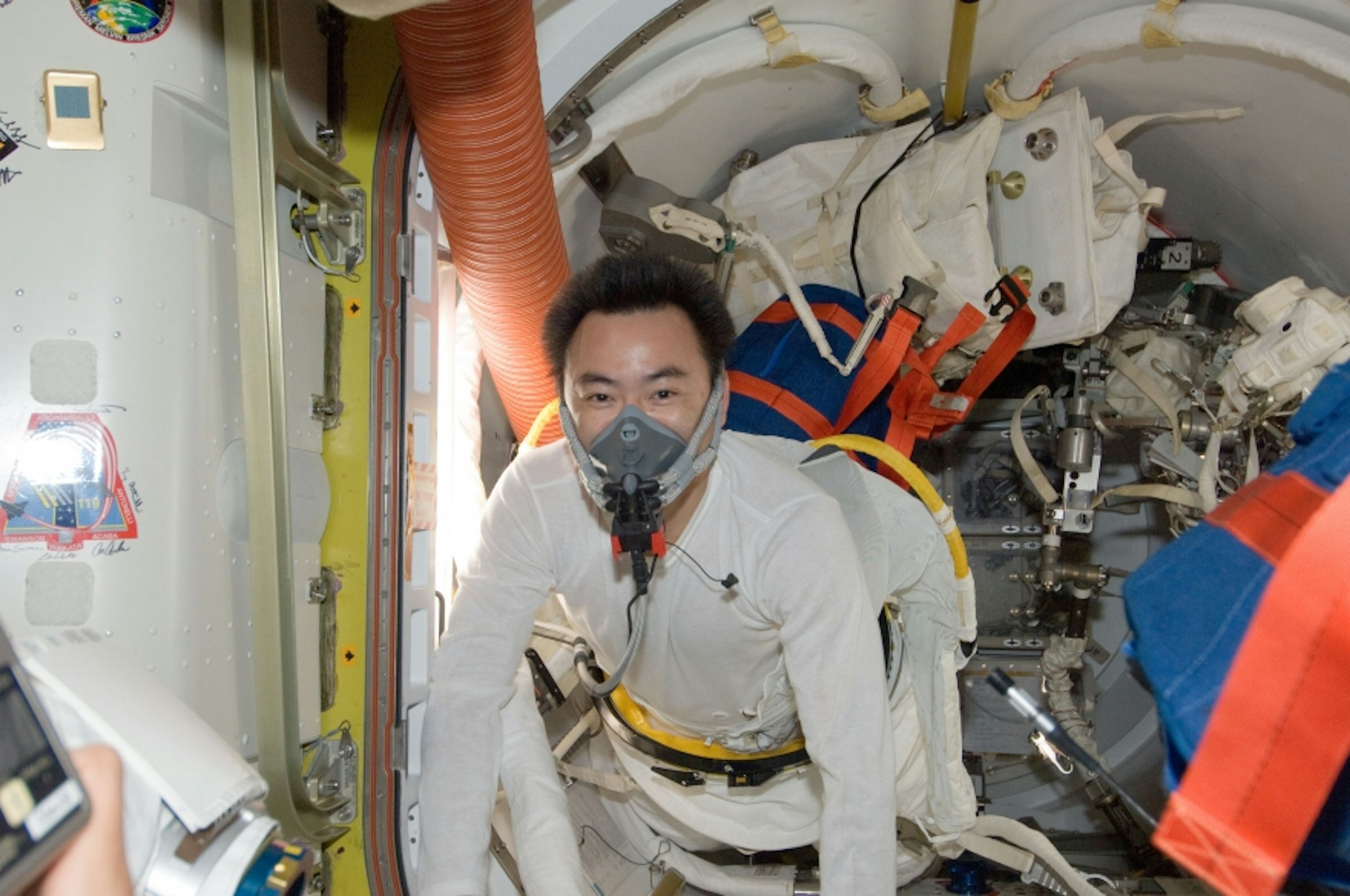 船外活動開始に向けた準備を行う星出宇宙飛行士（画像提供：JAXA/NASA）