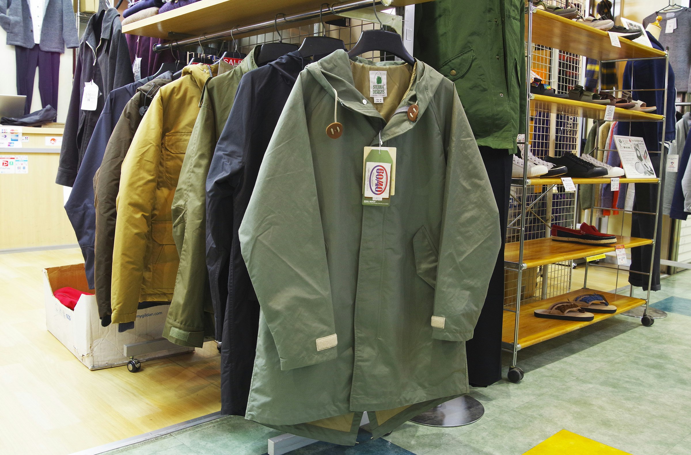 画像: 後述する理由から、よりよい商品を求めて取り扱うブランドは変わっているが、米国産を貫く『シエラデザインズ』の60/40マウンテンパーカは定番で置いているものの一つ。