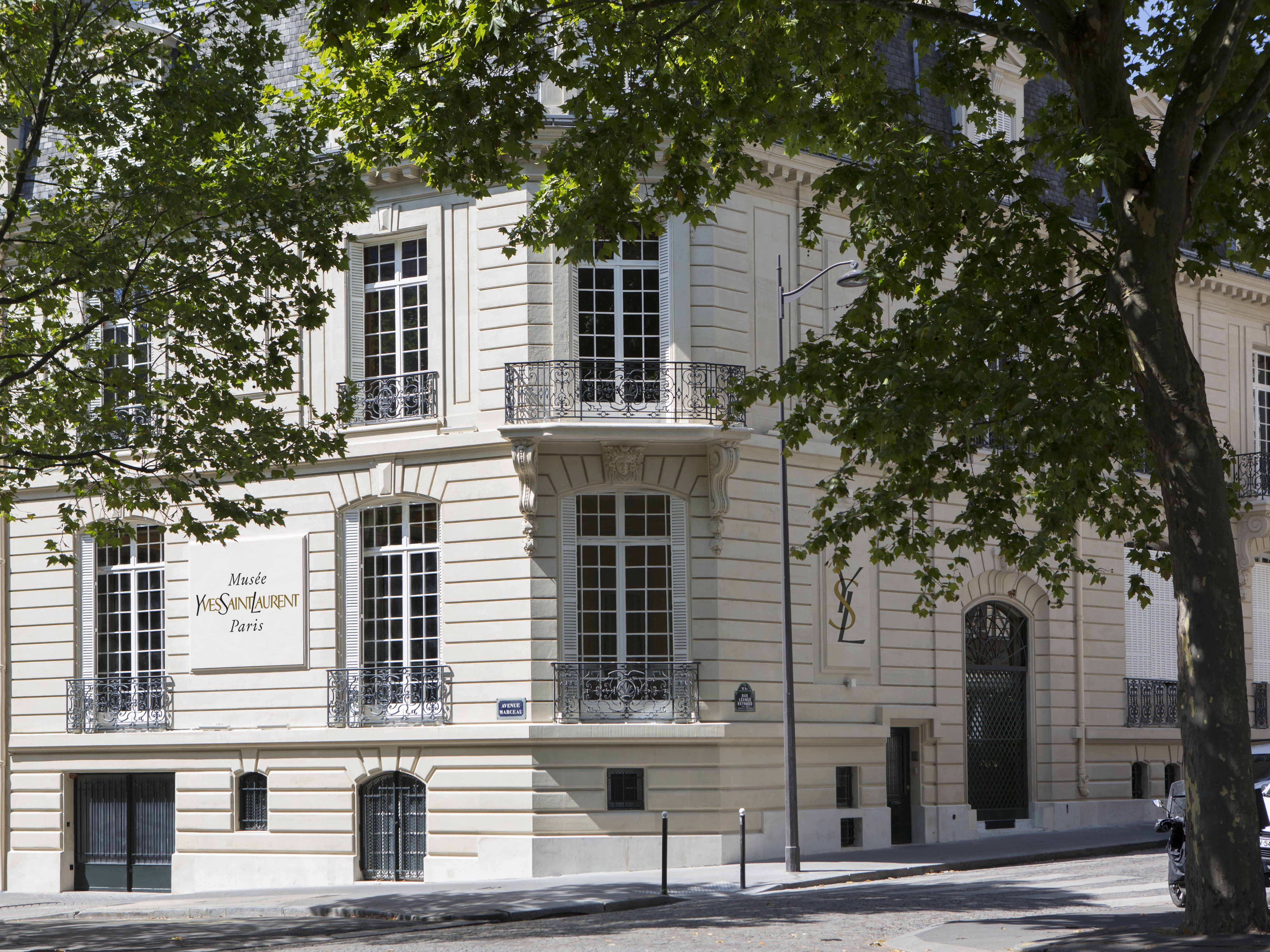 フランス唯一の「イヴ・サンローラン美術館」で時代を切り開い