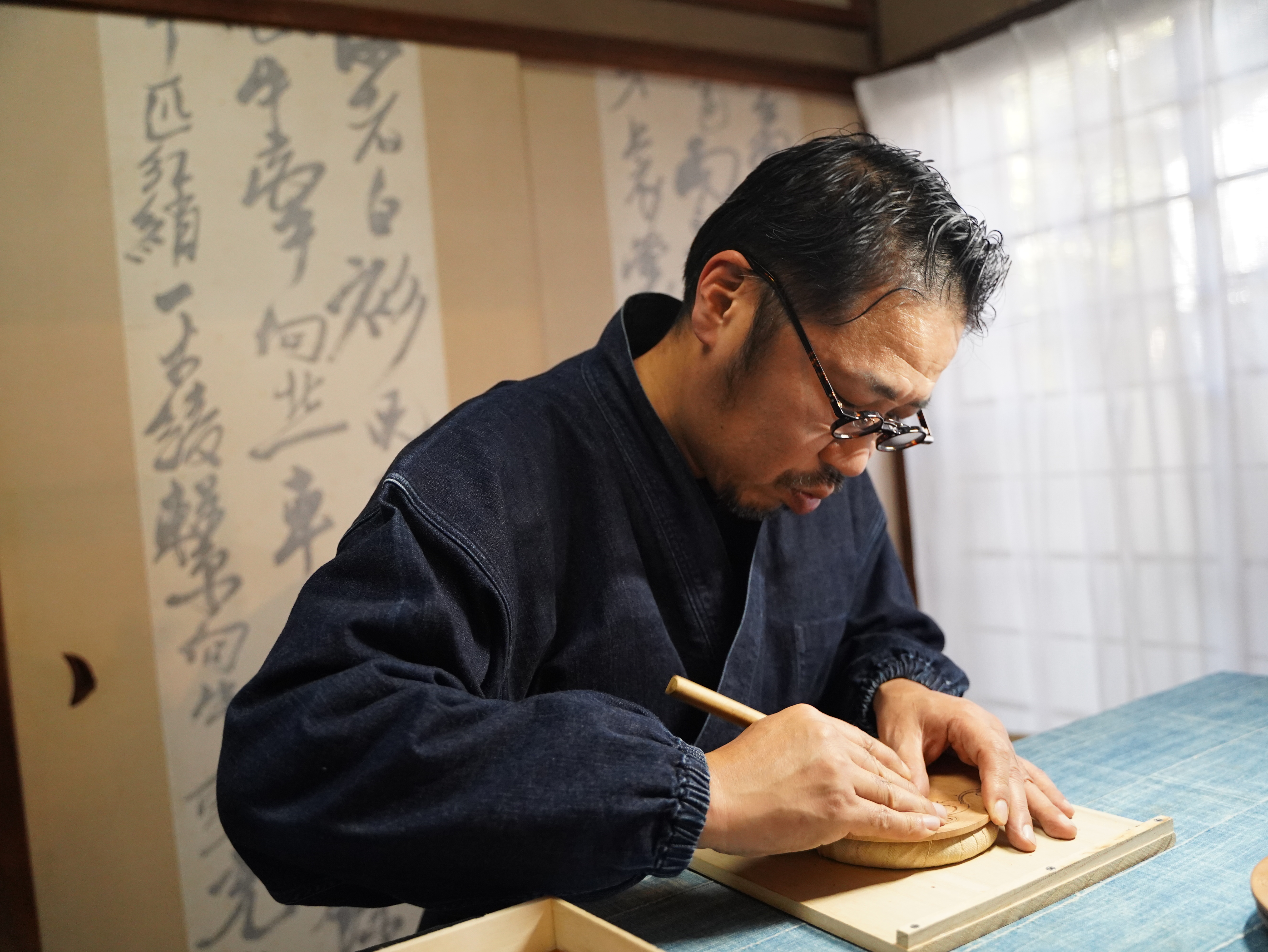 無言の対話」で切り拓く、伝統と現代をつなぐ鎌倉彫の新たな境地 | Artisan