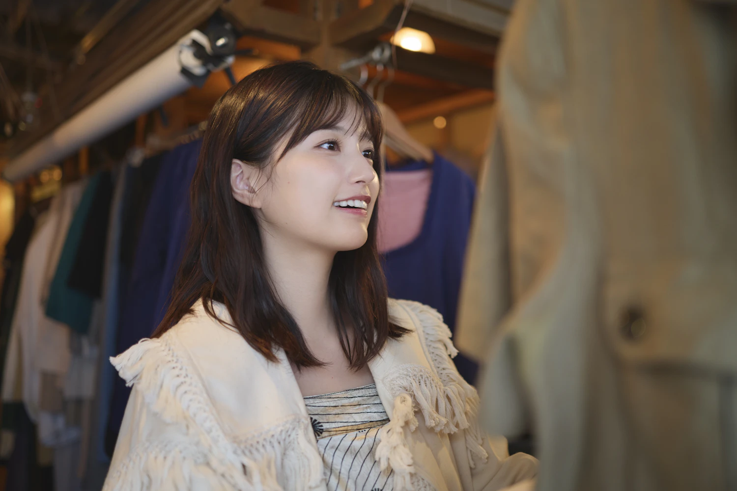 店内でアイテムを選ぶ五百城さん。真剣な表情ながら、直感でアイテムを選んでいく