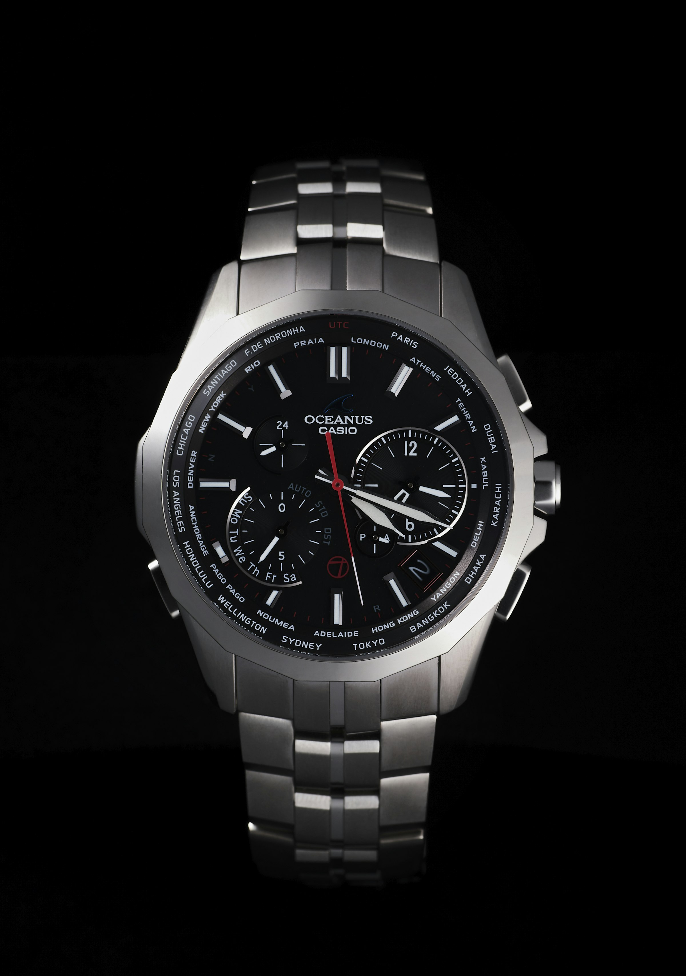 「OCW-S2400」をベースにした第1弾コラボモデル。黒文字盤は今も継続しているが、当時は「オシアナス」といえばブルーのイメージだったので、赤を使うことにカシオ計算機のデザイナーは抵抗があったとか。今回のコラボモデルではBluetooth®が搭載されているので海外に行ったときなど、専用アプリ「CASIO WATCHES」とスマートフォンをリンクすることによって自動的に現地の時間に合わせることができる