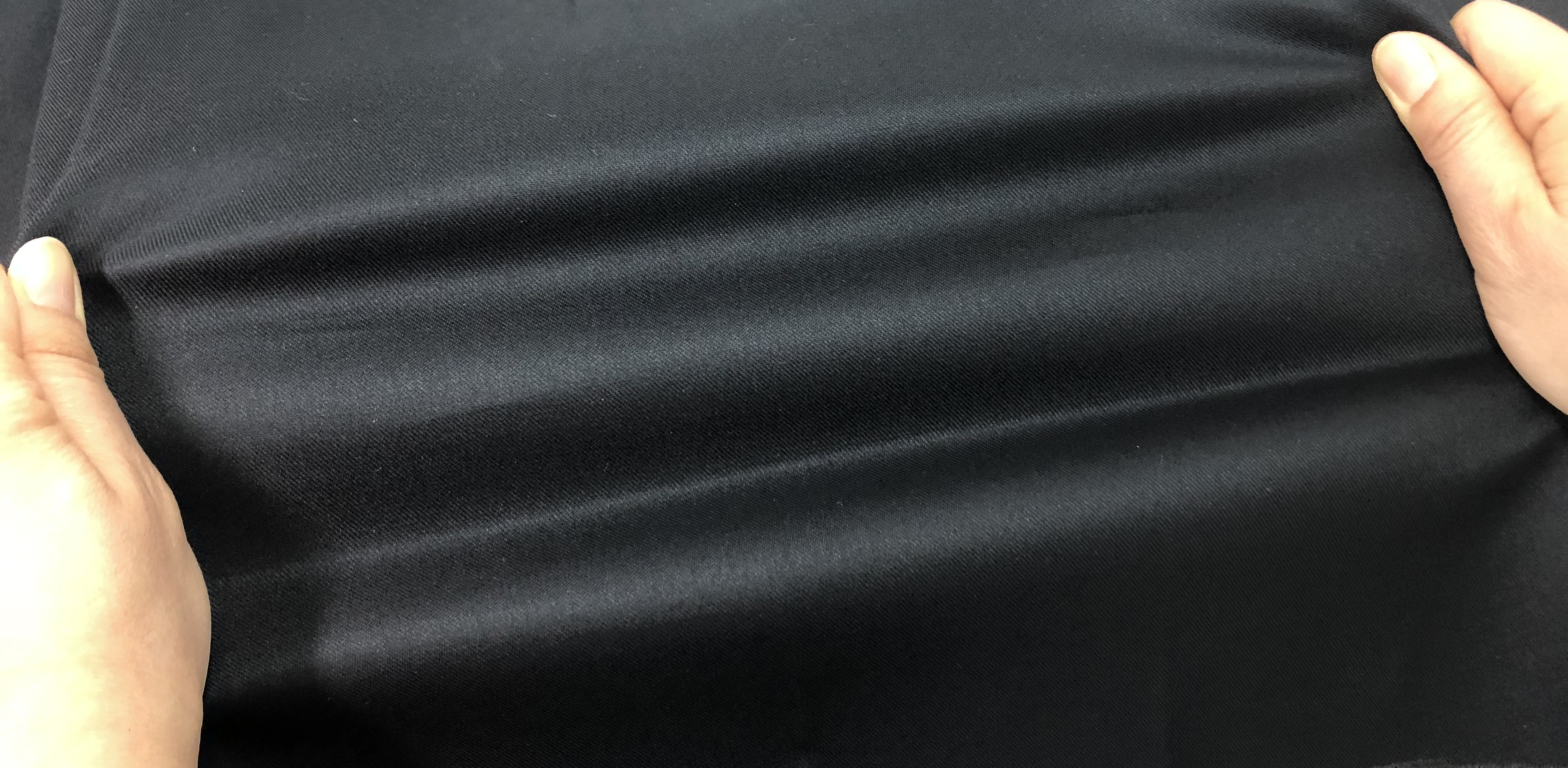 生地＊ストレッチ・黒×黒 PU入りポリエステル スムースニット 黒・無地 ストレッチ 厚み約0.8mm 生地幅155cm 日本製 布 生地 布地 服地 ニット生地 ジャージー  スムース ニット 通販 10cm単位 | 大阪船場 布生地問屋通販 ひかり屋