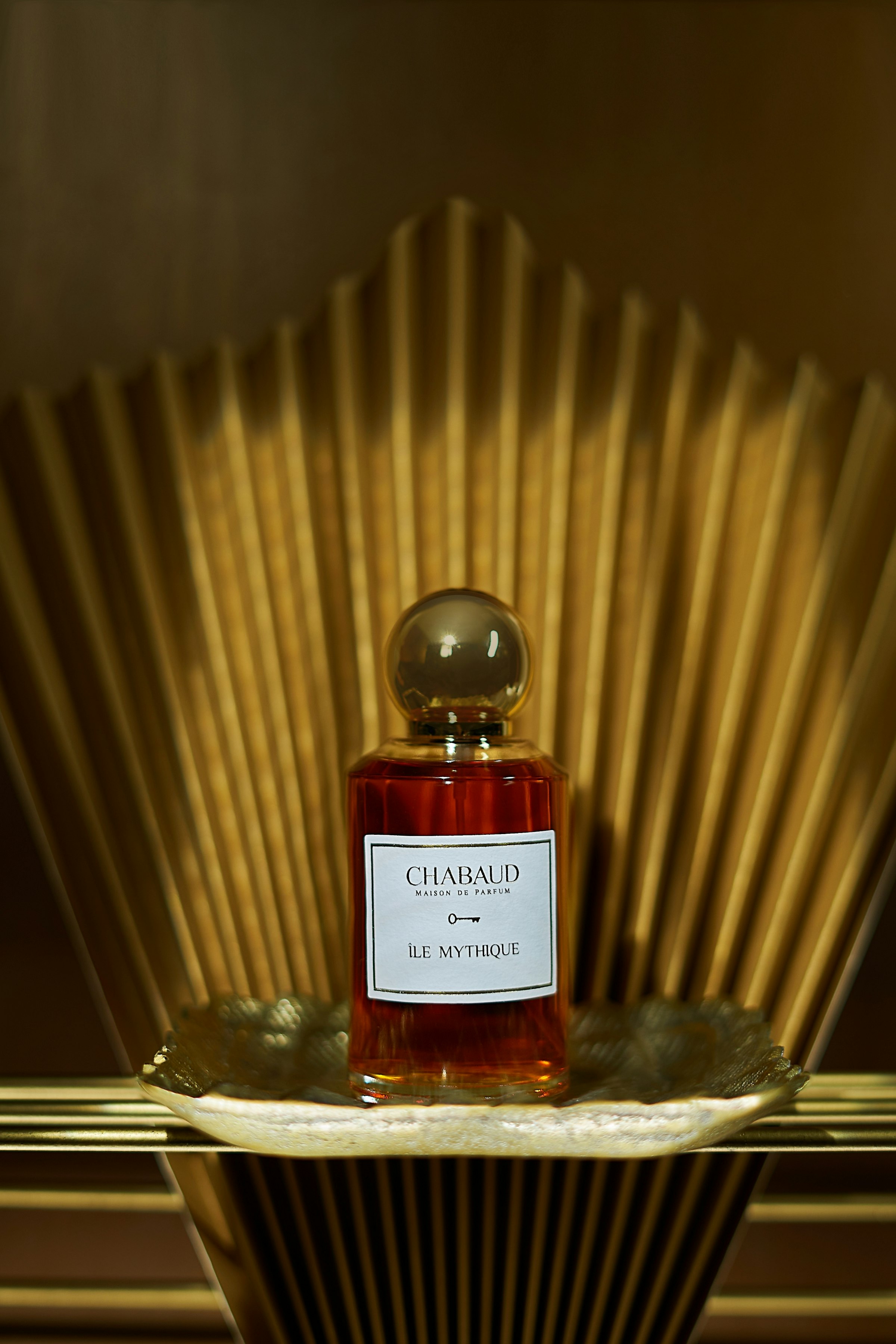 地中海の“伝説の島”をテーマに、コルシカ／バレアレス／ギリシャ諸島／サルデーニャなどに通じる郷愁と深い感情を呼び覚ます香り。「Île Mythique（イル・ミティーク）」