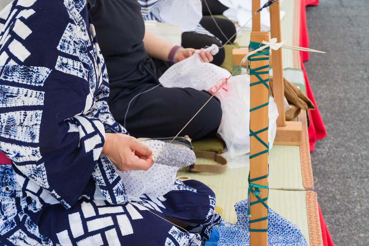 布を括る様子。