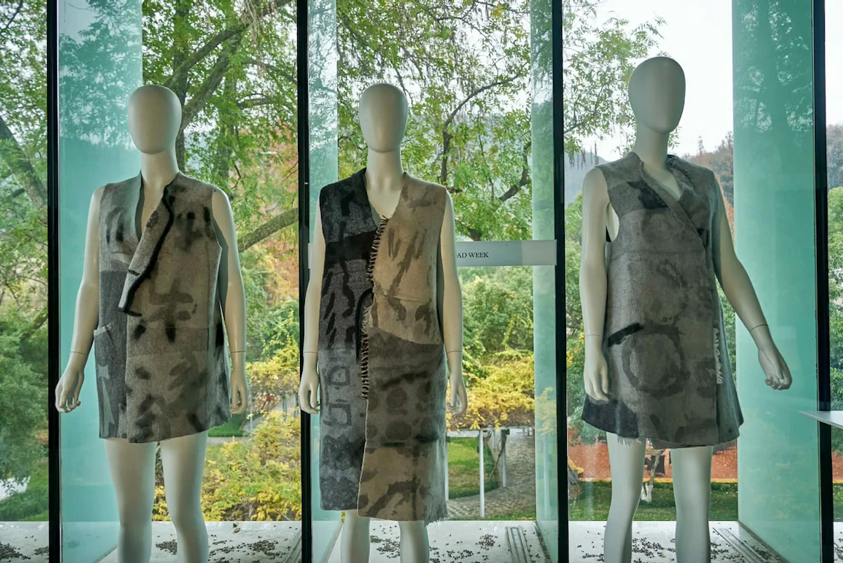 Sumi on Silk シリーズ。中国国立シルク博物館で開催された第4回天然染色ビエンナーレ「Locality & Reproduction」（2025年）出展作品。