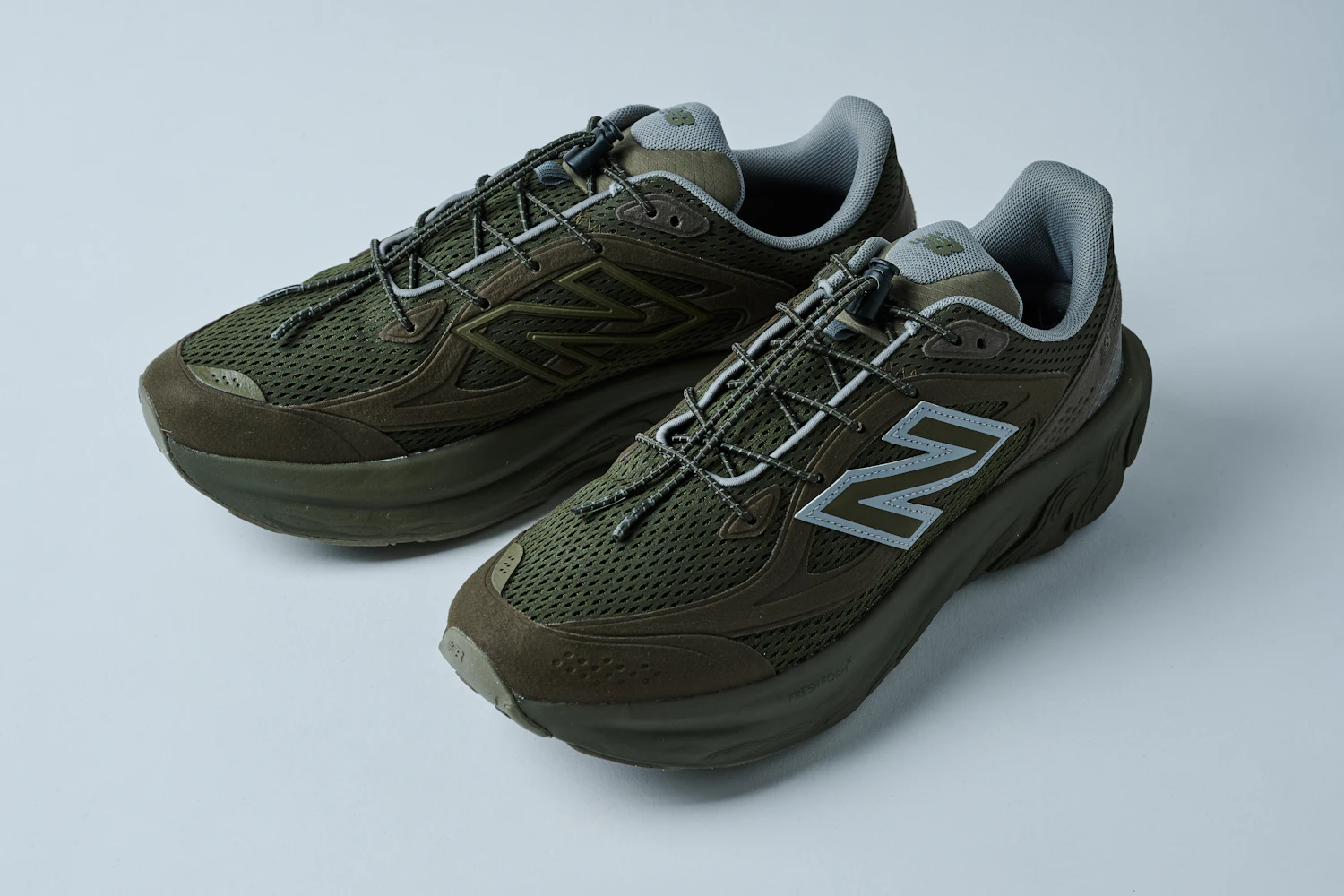 足元を快適にサポートする秀逸な機能性と、ストリートに映えるデザイン性を高次元で融合させた特別感のある仕上がり。20,900円（税込）