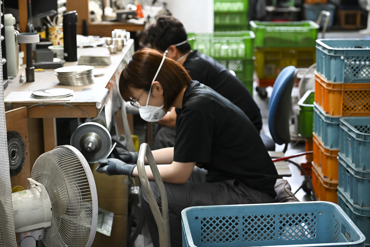 「FACTORY TOUR」は「鋳造や仕上げの作業工程」をガイドが案内してくれる。参加費無料で、毎日工場見学が開催されている。