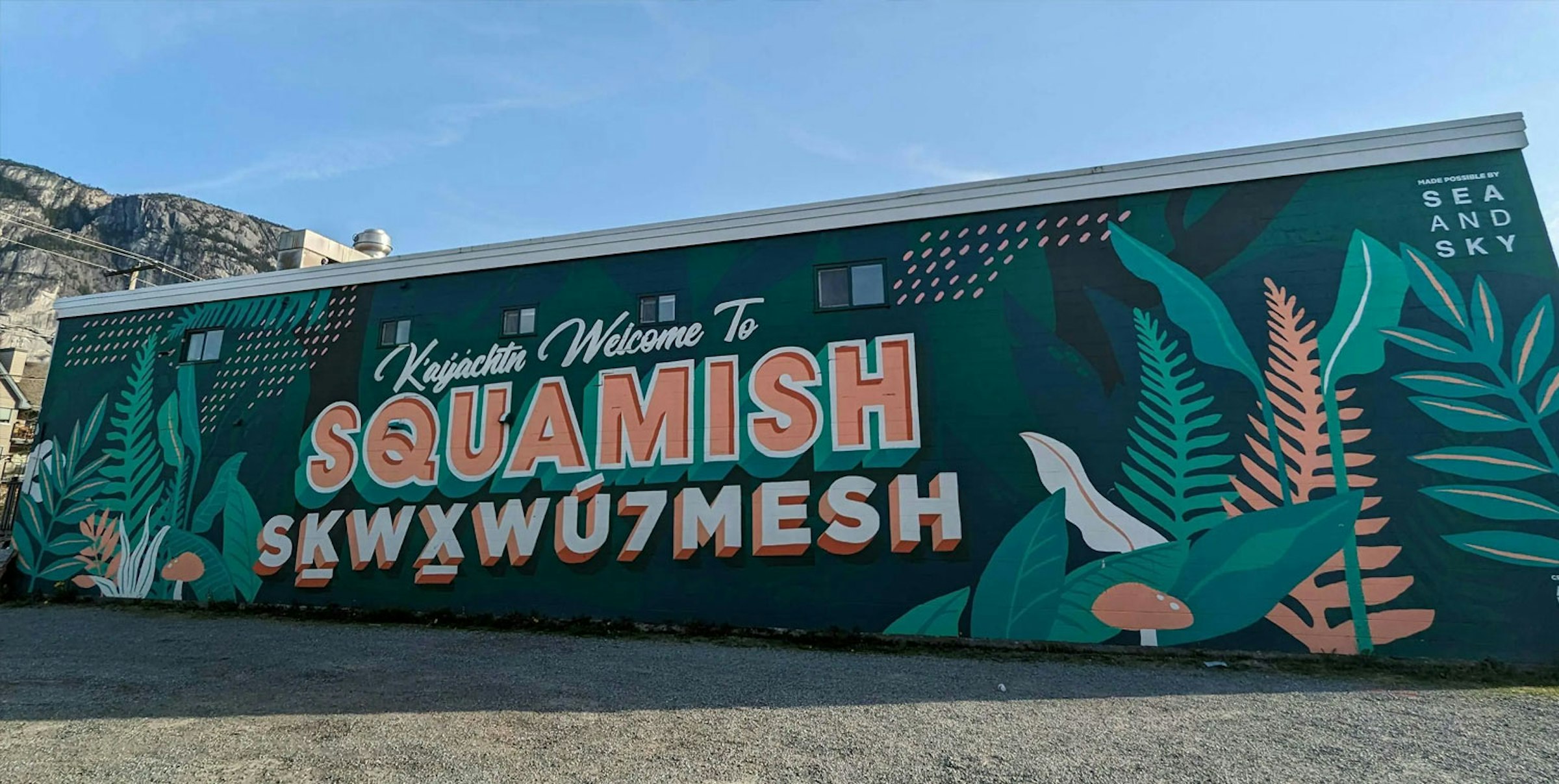 ファースト・ネーションの言語でスコーミッシュと書かれたサイン。“7MESH”と読めるところがある