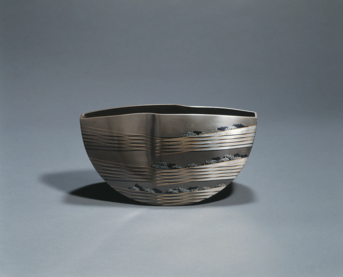 第50回日本伝統工芸展<br>重ね象嵌朧銀花器「草原の森」