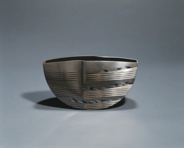 第50回日本伝統工芸展<br>重ね象嵌朧銀花器「草原の森」
