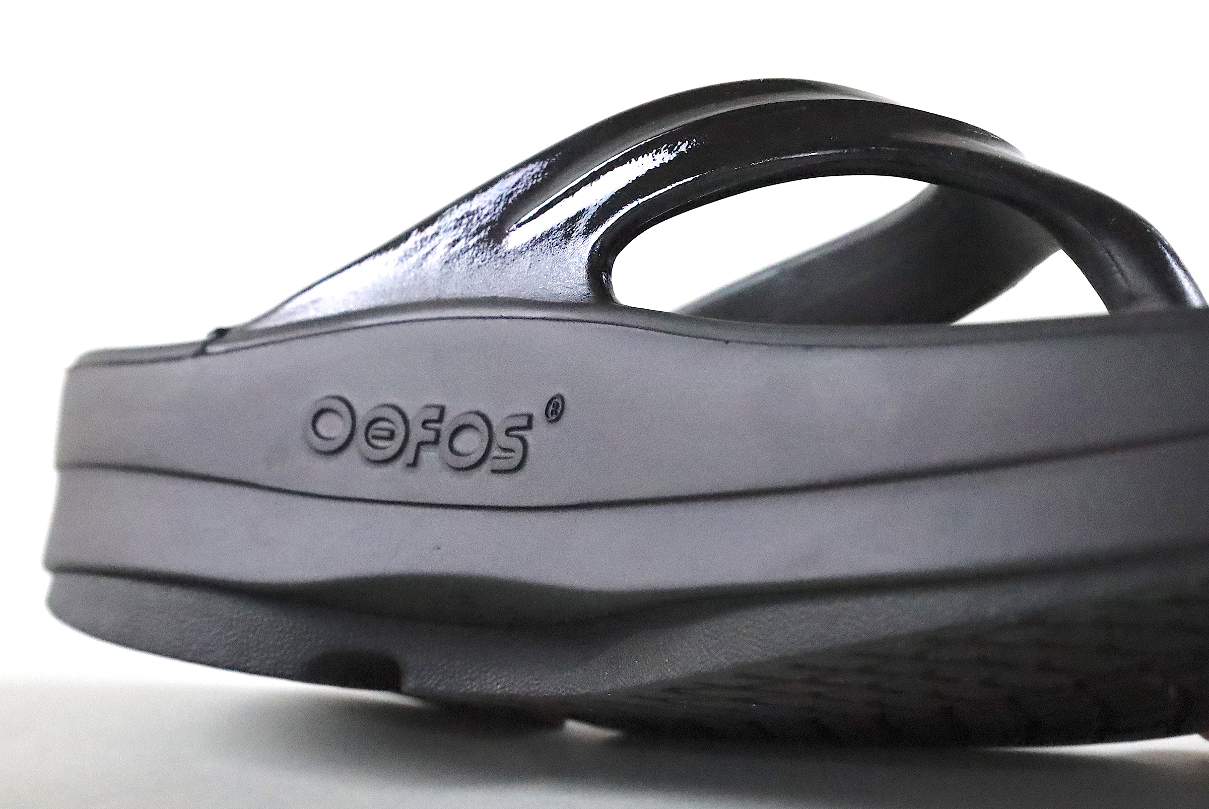 厚底になっただけじゃない！「OOFOS®（ウーフォス）」の新定番サンダル