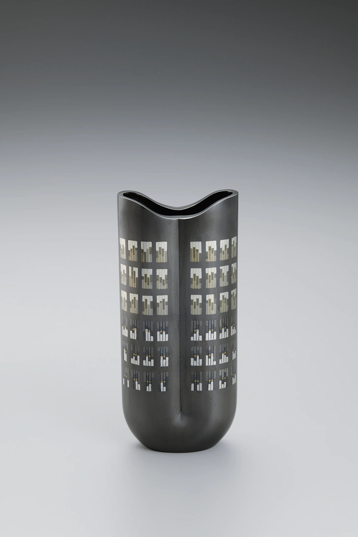 第69回日本伝統工芸展<br>象嵌朧銀花器「NY. 7:00 o'clock」