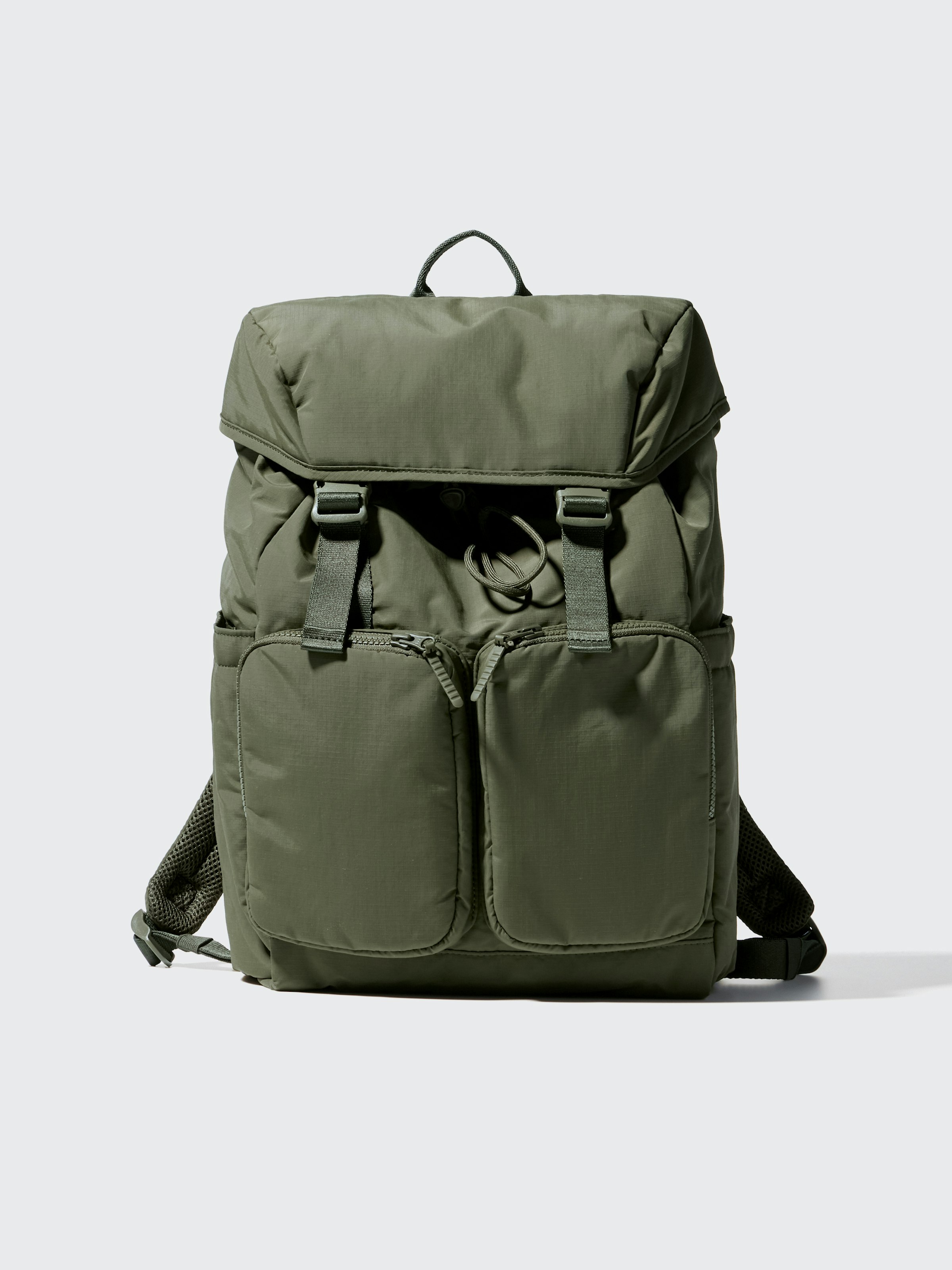 「マルチポケットバックパック（OLIVE）」カラーはBLACKの２色展開。 H47cm×W28.5cm×D14cm 4,990円（税込）