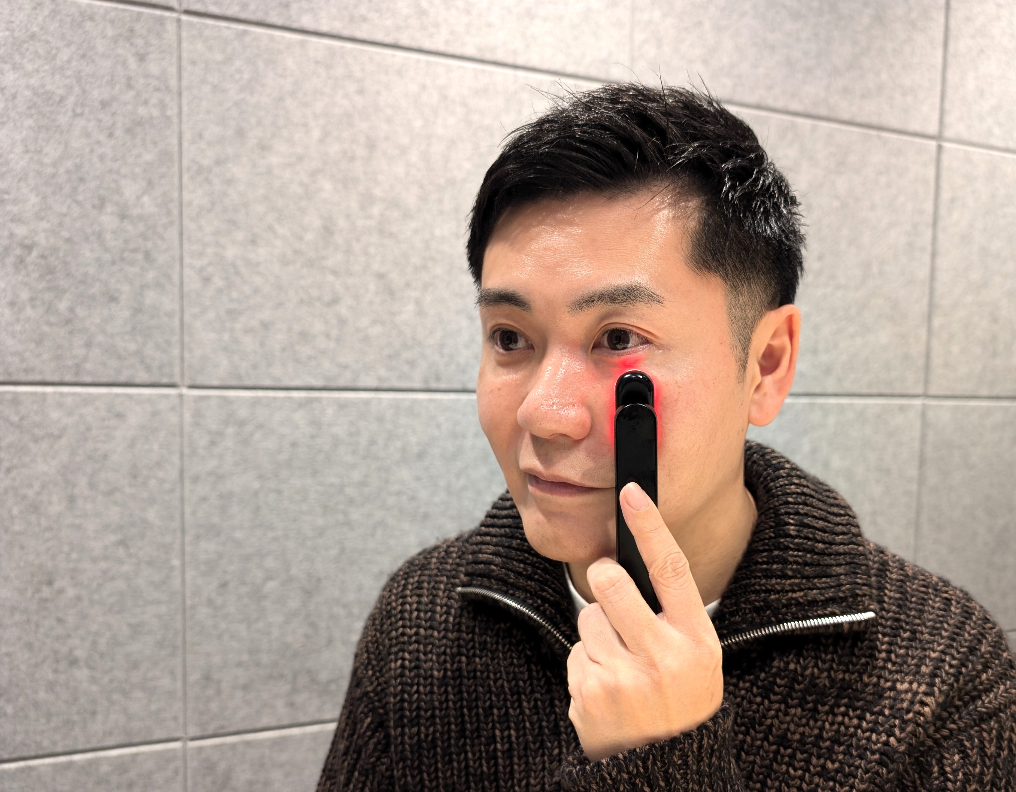 T字カミソリ型の美顔器？ 斬新な発想でメンズ美容を開拓するアンファー