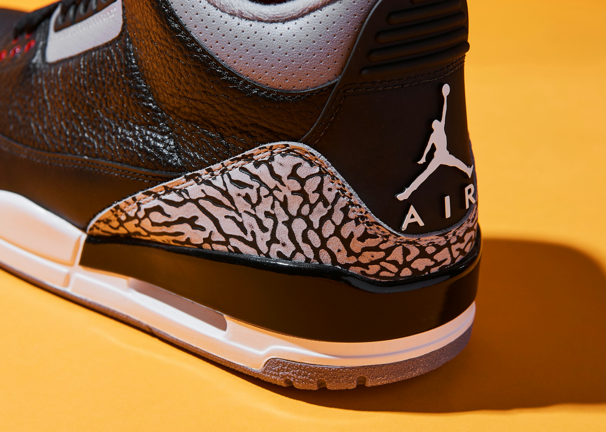 オリジナルモデルでは、ヒールに“NIKE AIR”の刻印とロゴマークが入っていた。こちらは復刻版のため、ジャンプマンロゴとなっている