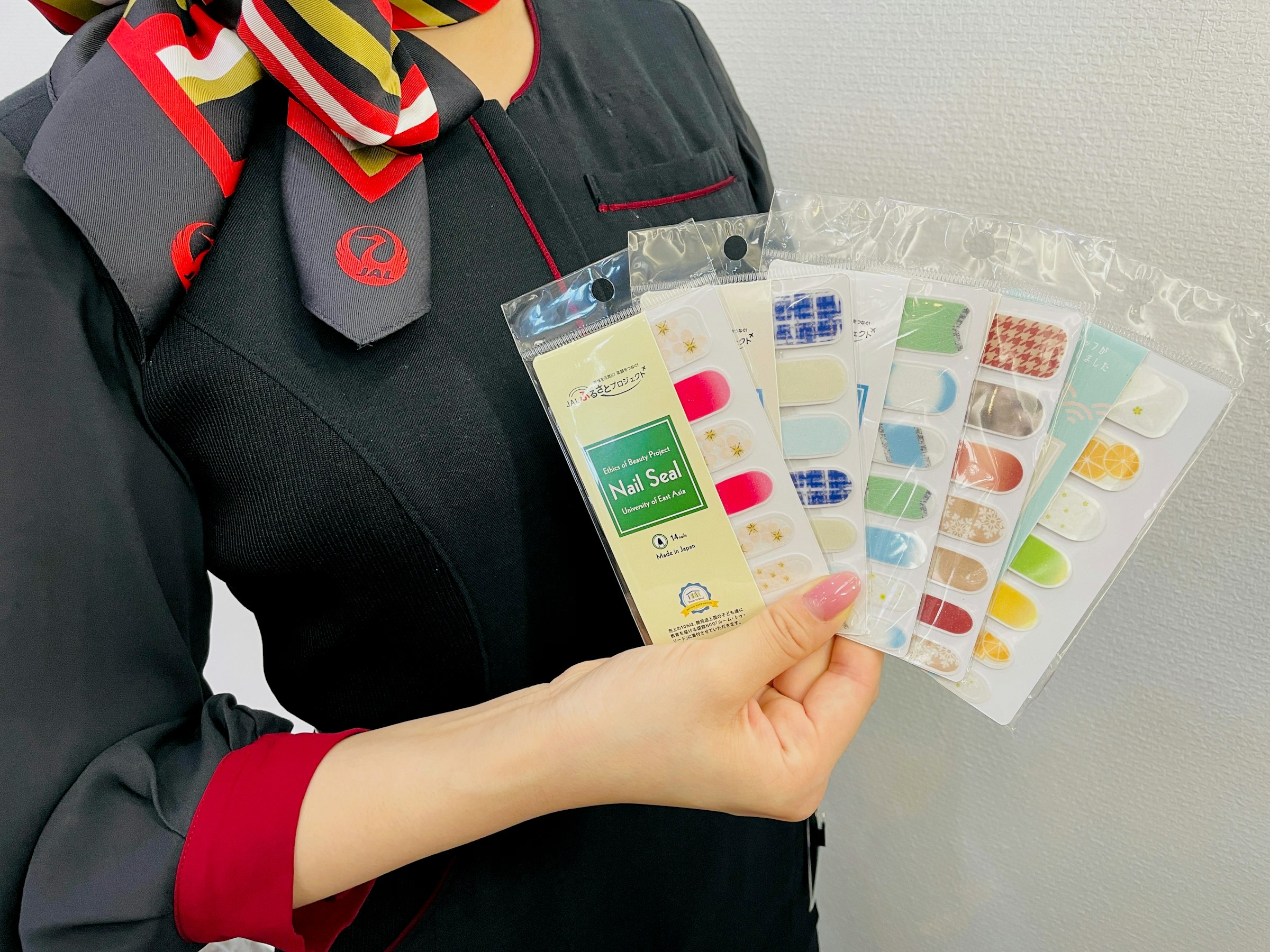 Using nail stress relief effects to develop tourist-themed nail stickers in collaboration between JAL and students
